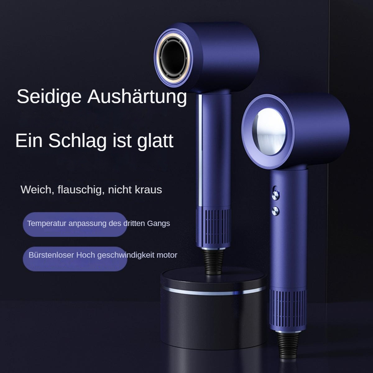 Zwei blaue Haartrockner mit deutschem Text. Einer steht auf einem schwarzen Ständer. Der andere steht. Beide stehen auf dunklem Hintergrund.