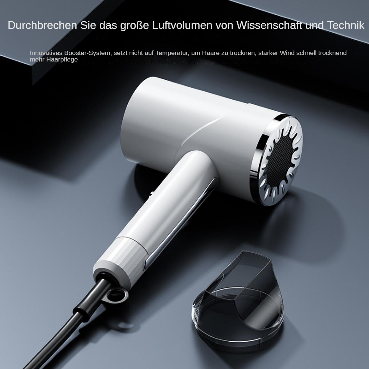 Ein weißer und silberner Haartrockner mit schwarzem Netzkabel und schwarzer Düse auf dunkler Oberfläche.