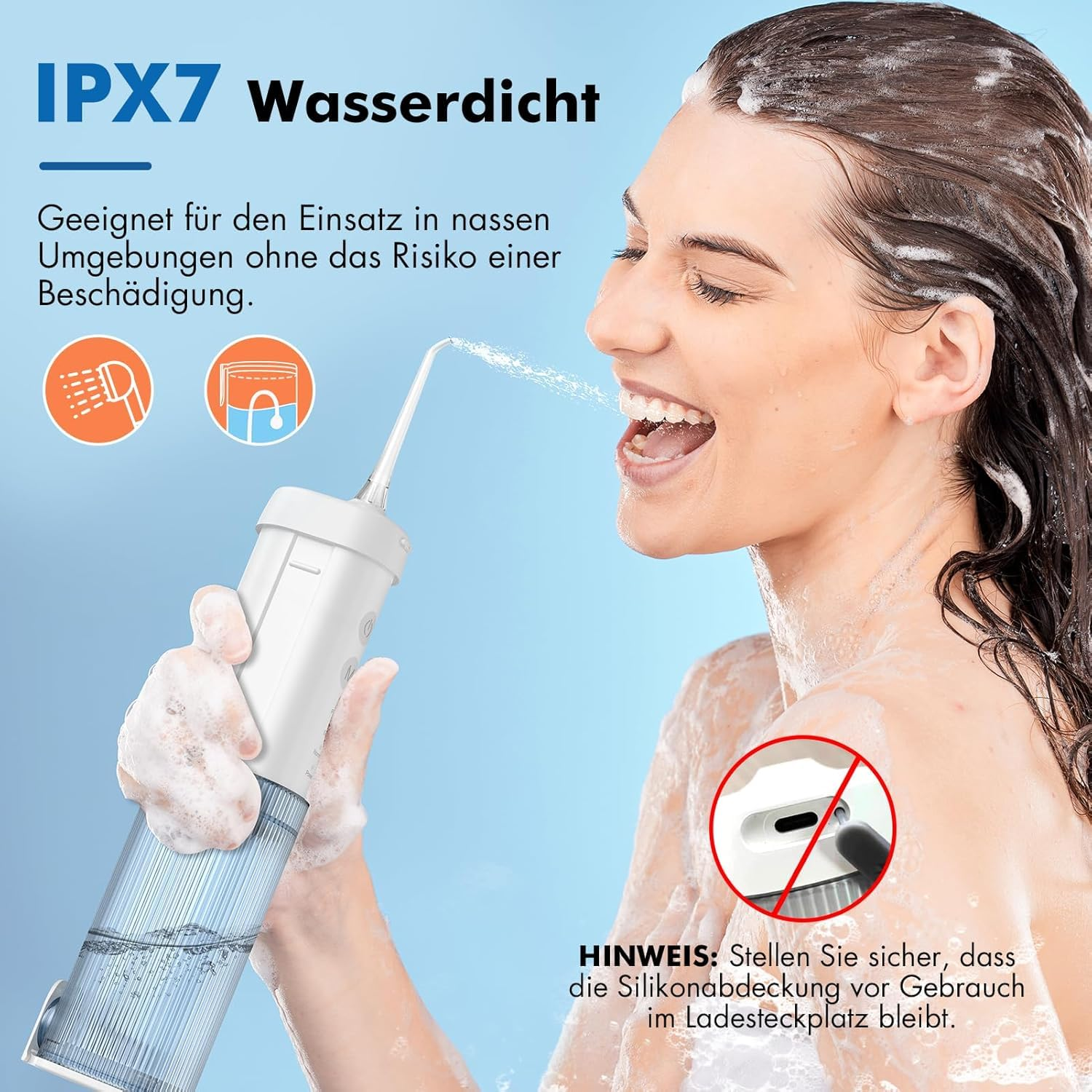 Eine Frau benutzt eine Munddusche. Das Produkt ist weiß. Text sagt, es ist IPX7 wasserdicht. Der Hintergrund ist blau.
