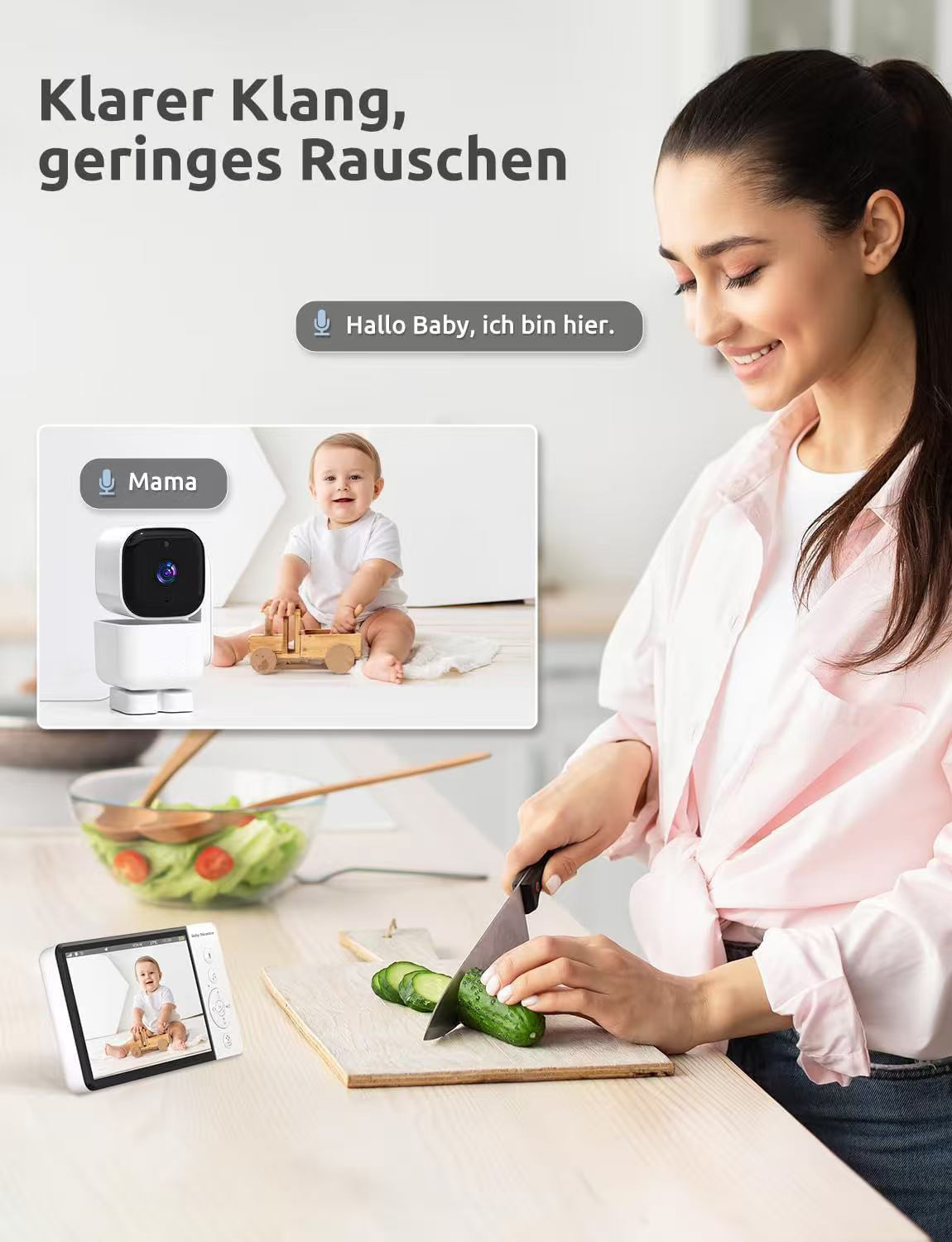 Frau lächelt, während sie Gurke schneidet. Ein Babyphone zeigt ein Baby. Ein Baby ist in einem Rahmen. Eine Babykamera ist links.