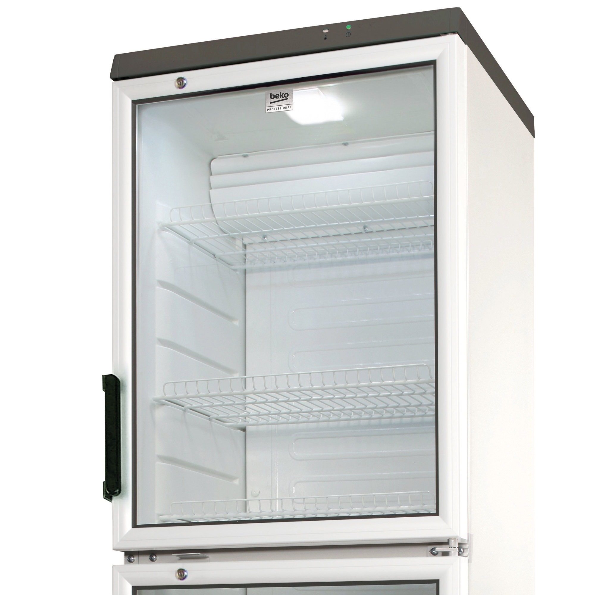 Ein weißer Kühlschrank mit Glastür. Im Inneren befinden sich Drahtregale. Auf der linken Seite befindet sich ein schwarzer Griff. Die Oberseite hat eine schwarze Platte.