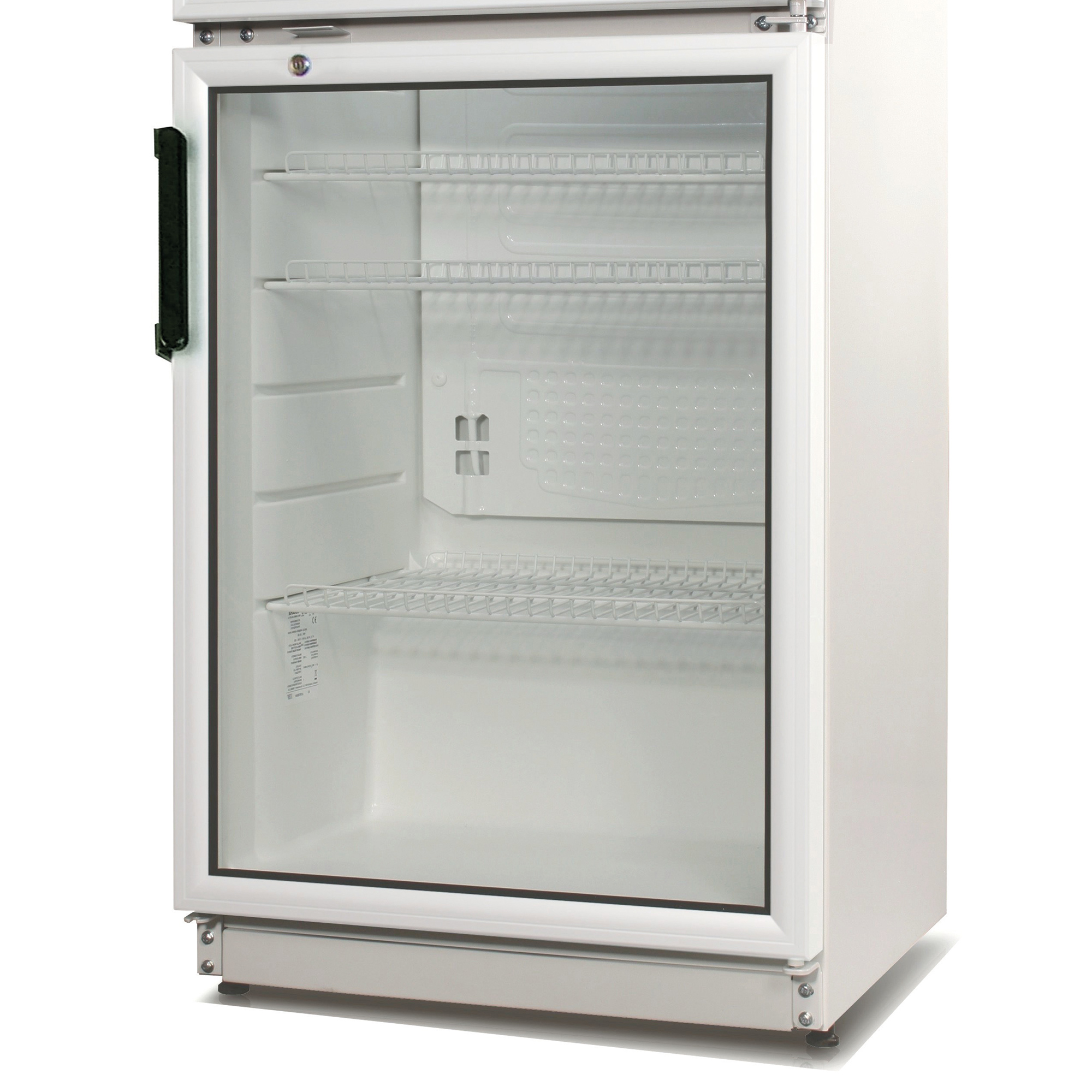 Ein weißer Kühlschrank mit Glastür, drei Regalen und einem schwarzen Griff. Das Innere ist leer.