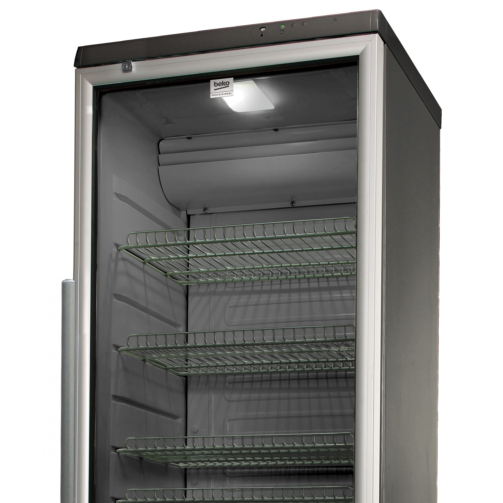 Offener Beko Professional Kühlschrank. Es hat Regale und ein Licht im Inneren. Die Tür ist offen.