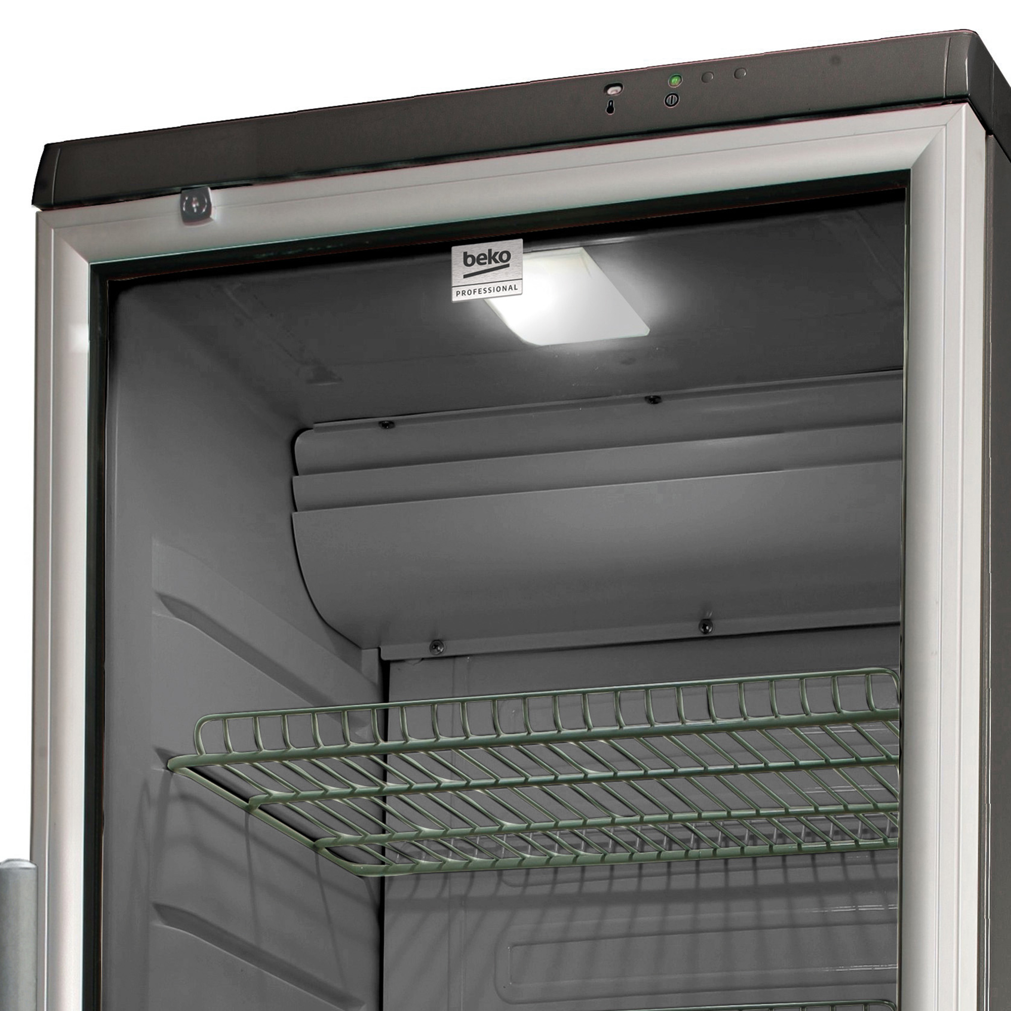 Innenansicht eines Beko-Kühlschranks. Ein grünes Drahtregal und ein Licht sind sichtbar. Die Tür ist offen.