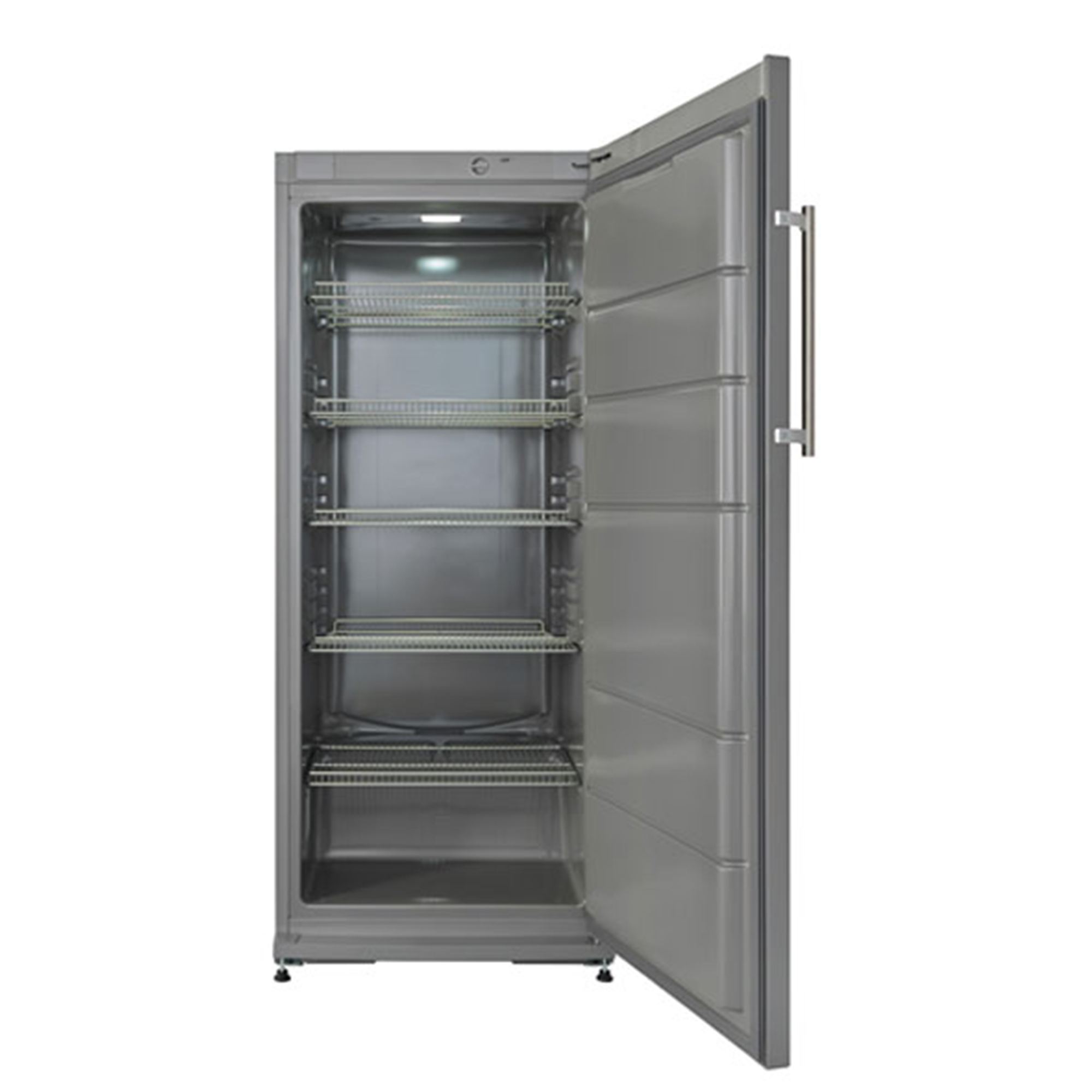 Ein grauer Kühlschrank mit offener Tür, der Drahtregale zeigt. Die Tür hat einen silbernen Griff.
