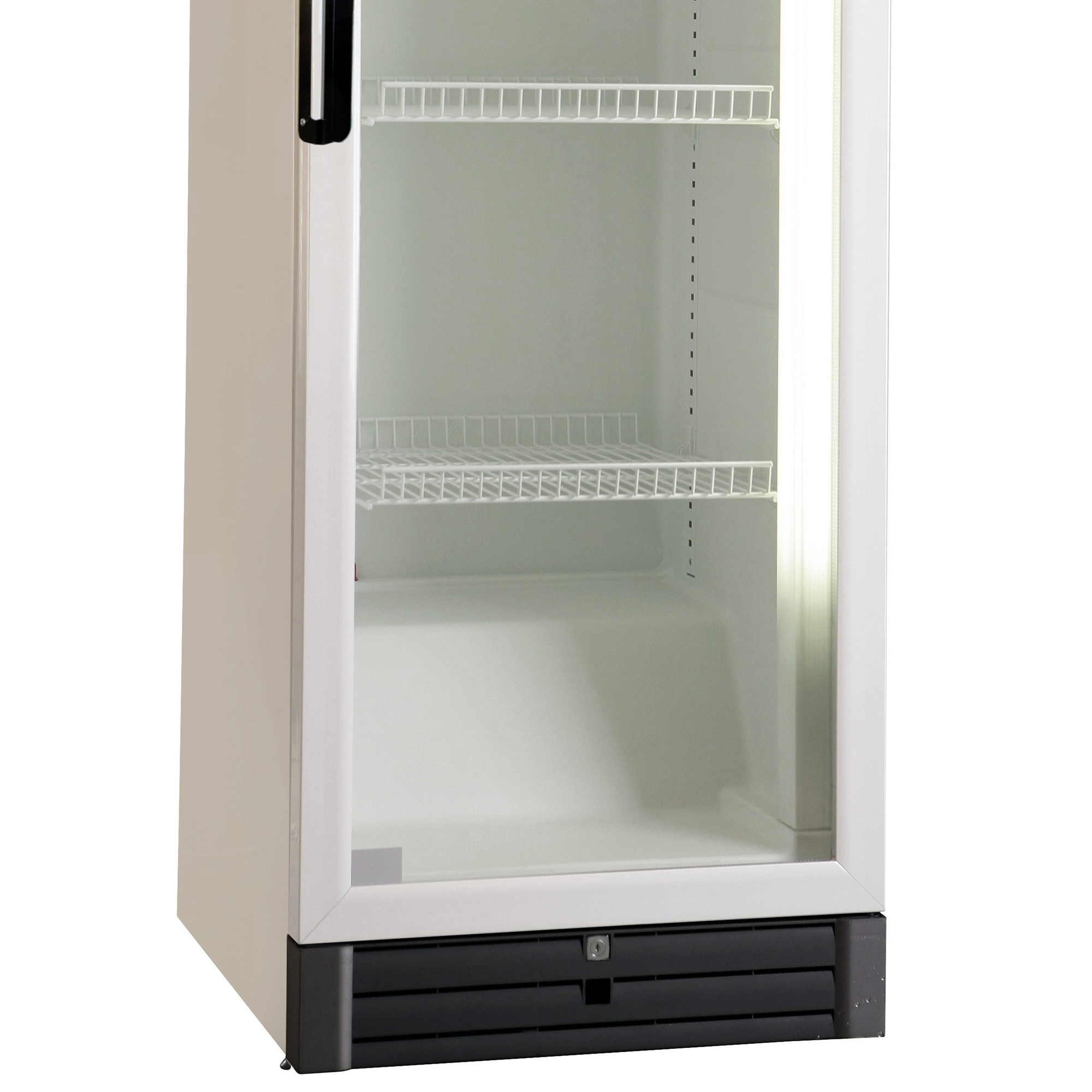 Ein weißer, leerer Kühlschrank mit Glastür. Innen sind zwei Drahtregale sichtbar. Schwarzer Griff und Sockel.