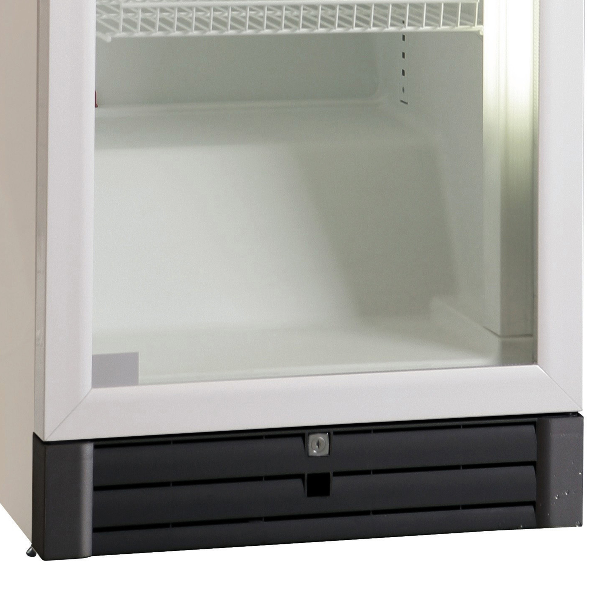 Ein weißer Kühlschrank mit Glastür. Der Boden hat eine schwarze Belüftung. Innen befindet sich ein Metallregal.