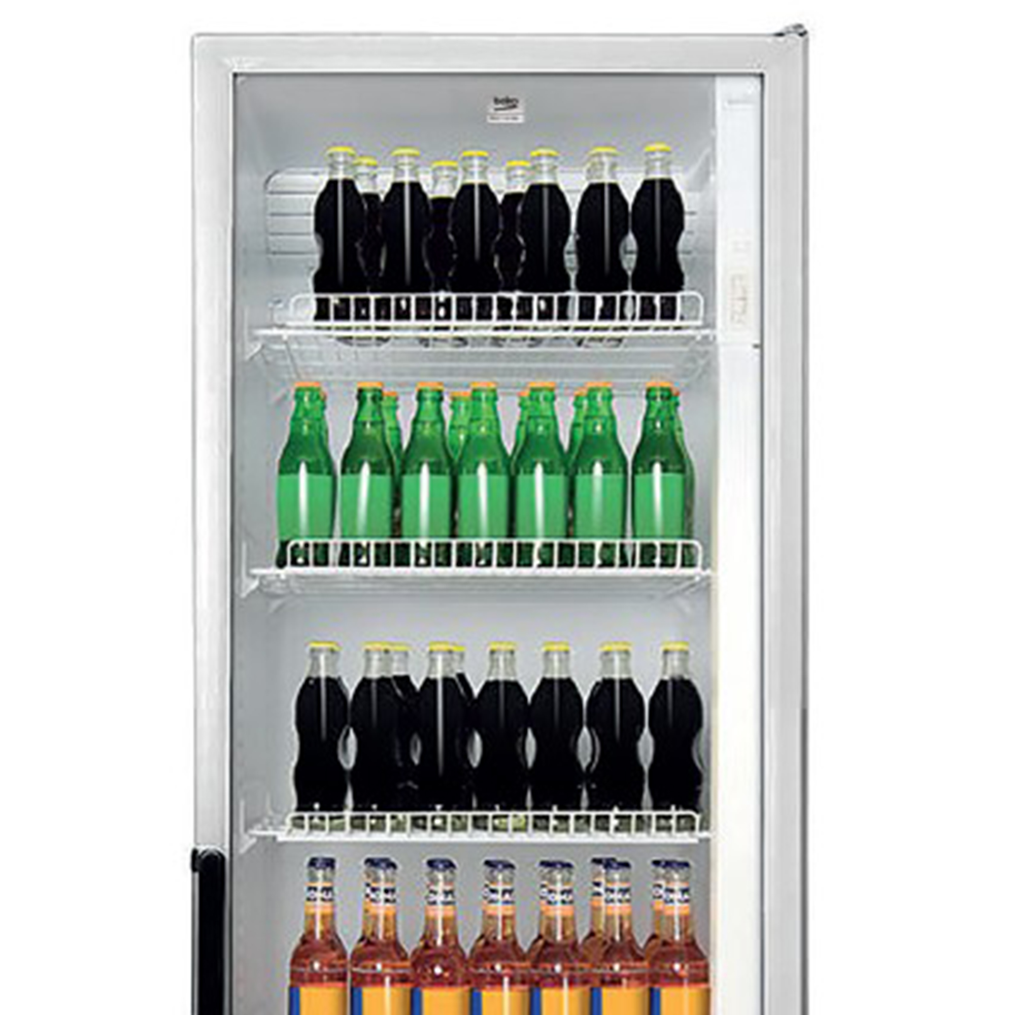 Ein Kühlschrank mit verschiedenen Flaschengetränken. Er hat mehrere Regale mit dunkler Soda, grünen und orangefarbenen Flaschengetränken.