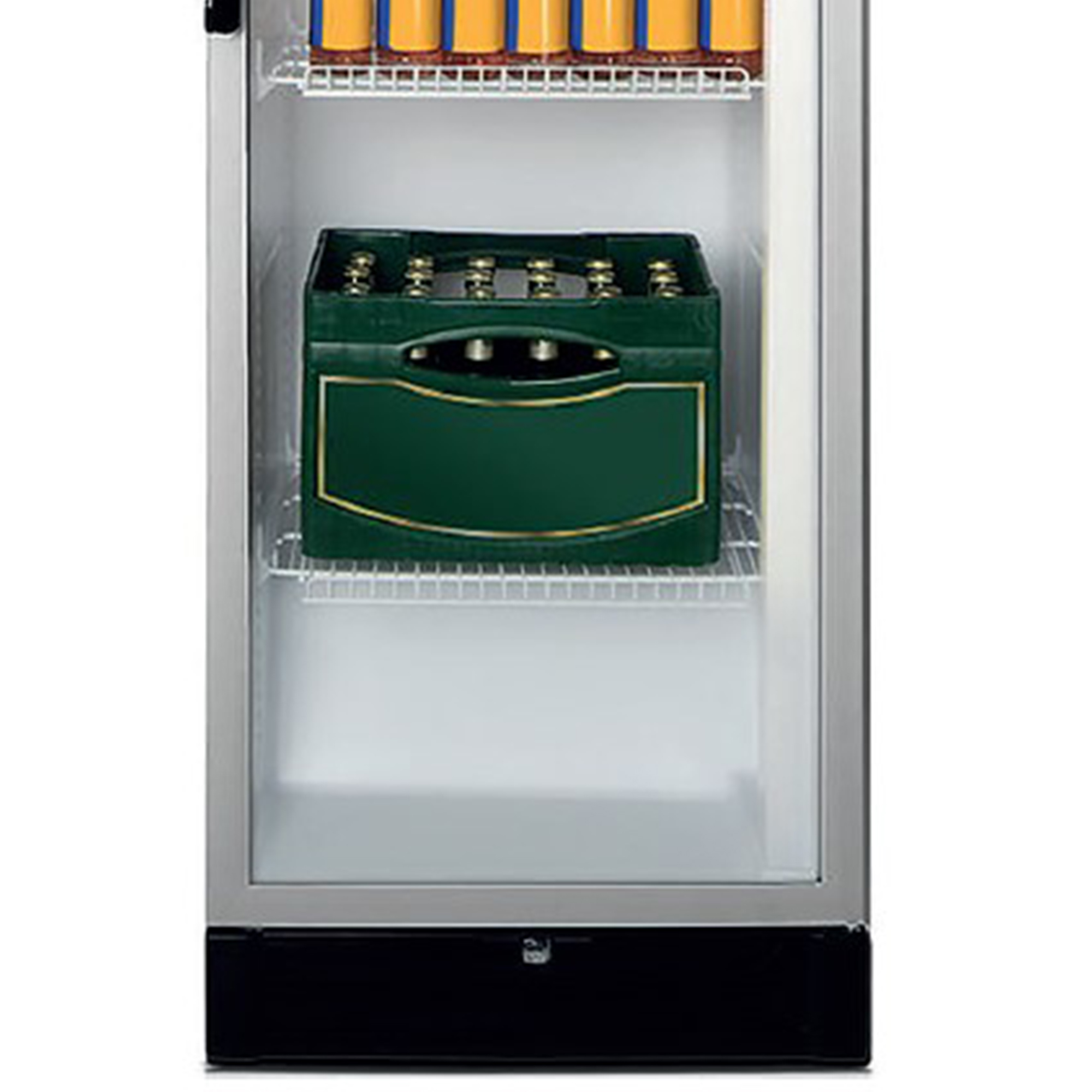 Ein Kühlschrank mit Bierdosen im oberen Regal und einem grünen Bierkasten in der Mitte. Schwarzer Sockel und Metallrahmen.