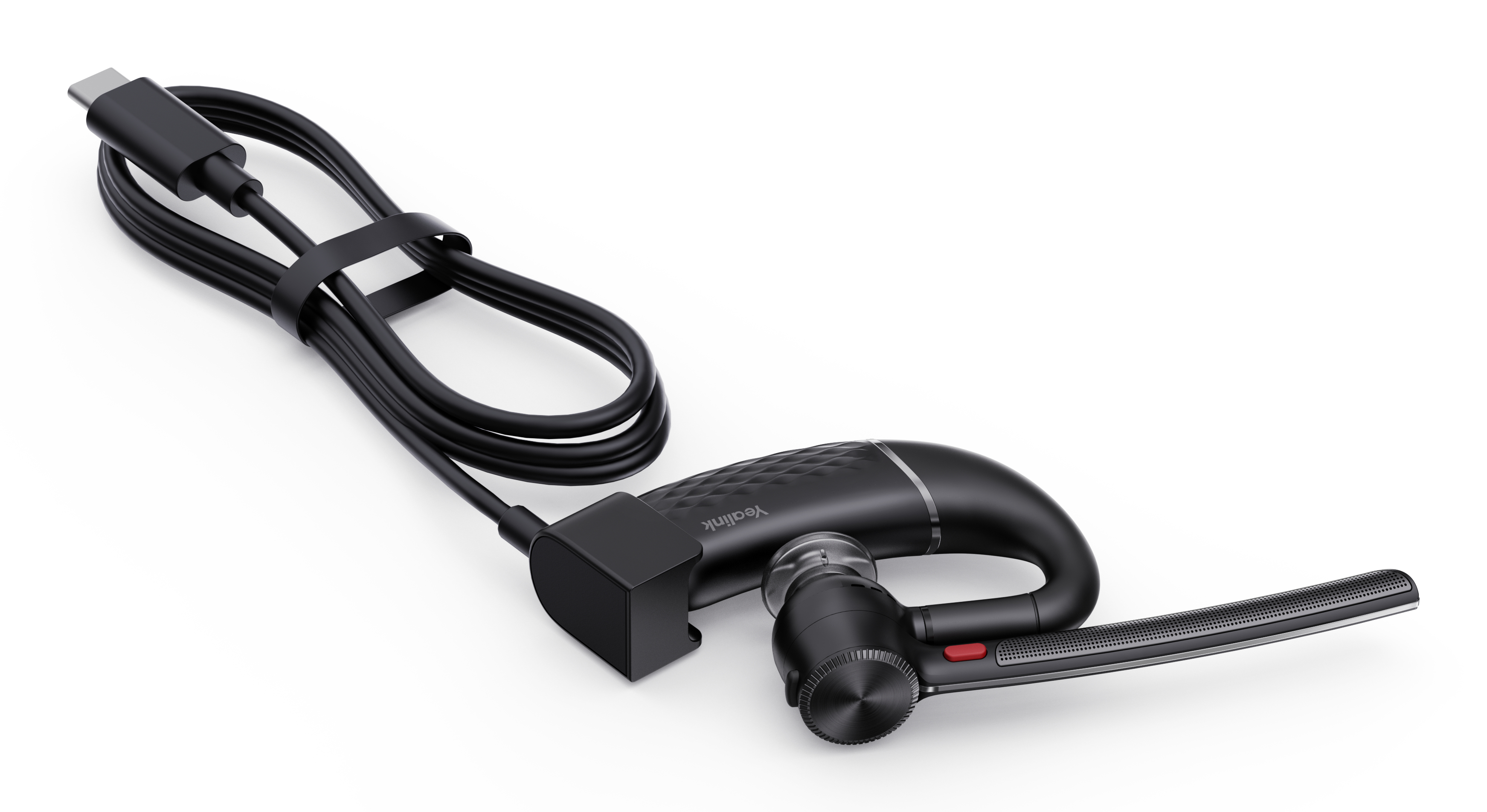 Un auricolare Bluetooth Yealink nero con un cavo USB-C su sfondo bianco. L'auricolare è angolato.