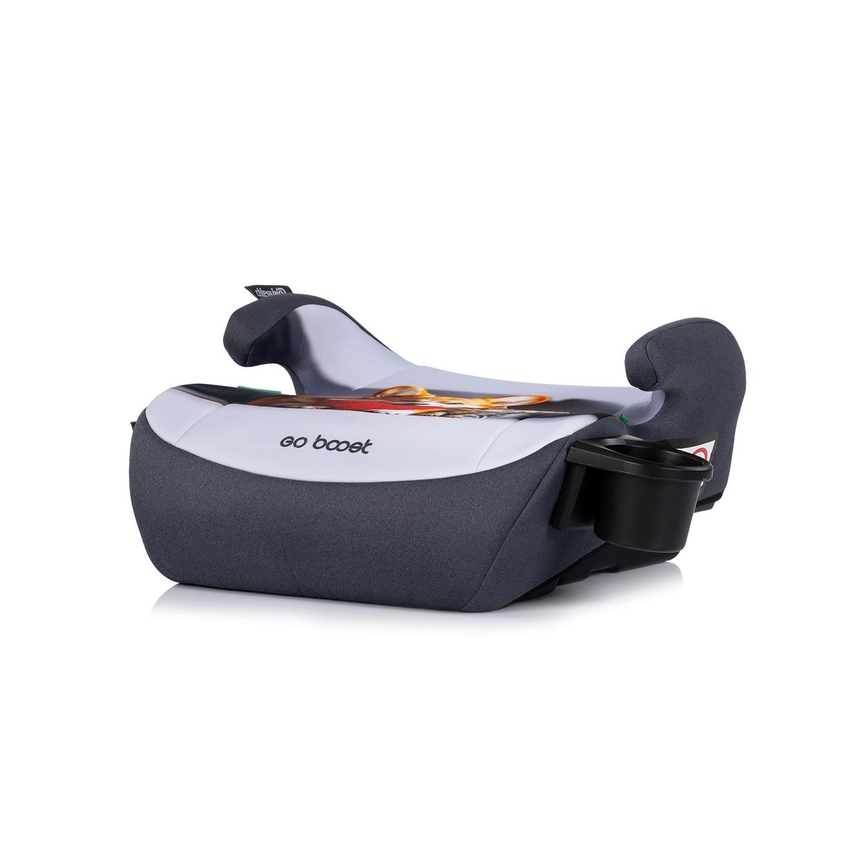 Ein grau-weißer Kindersitz mit einem schwarzen Getränkehalter. Auf dem Sitz steht 'go boost'.