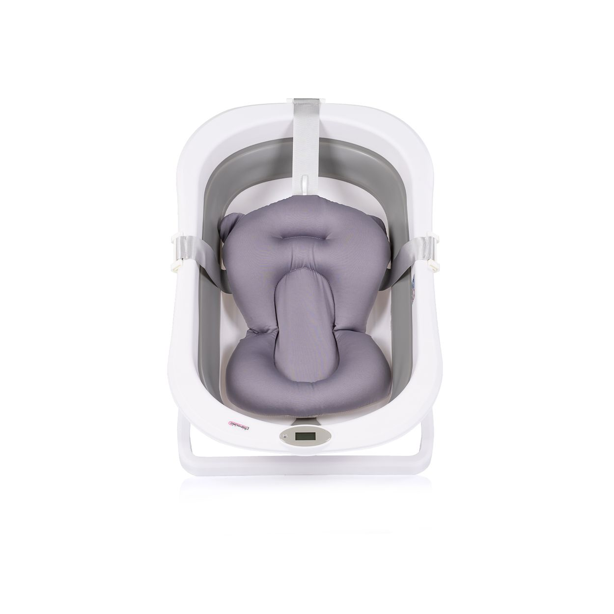 Eine weiße Babybadewanne mit grauem, gepolstertem Einsatz. Die Wanne hat eine Digitalanzeige und steht vor weißem Hintergrund.