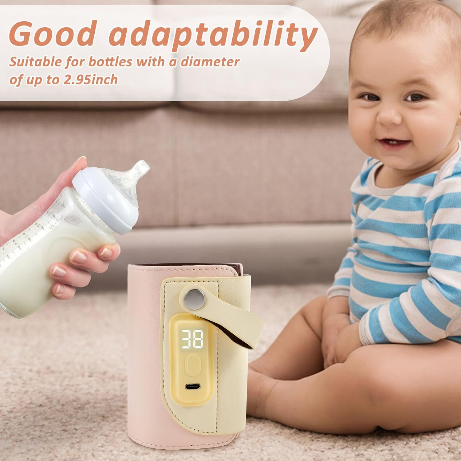 Ein Baby lächelt in der Nähe eines Flaschenwärmers, eine Hand hält eine Flasche. Text: 'Gute Anpassungsfähigkeit' für Flaschen bis 2,95 Zoll.