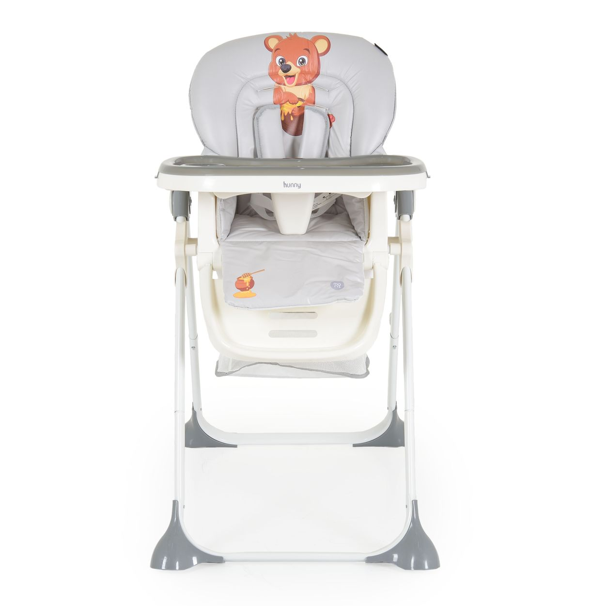 Ein grau-weißer Babyhochstuhl mit einem Cartoon-Bären auf der Kopfstütze und einem Tablett. Es ist auf weißem Hintergrund.