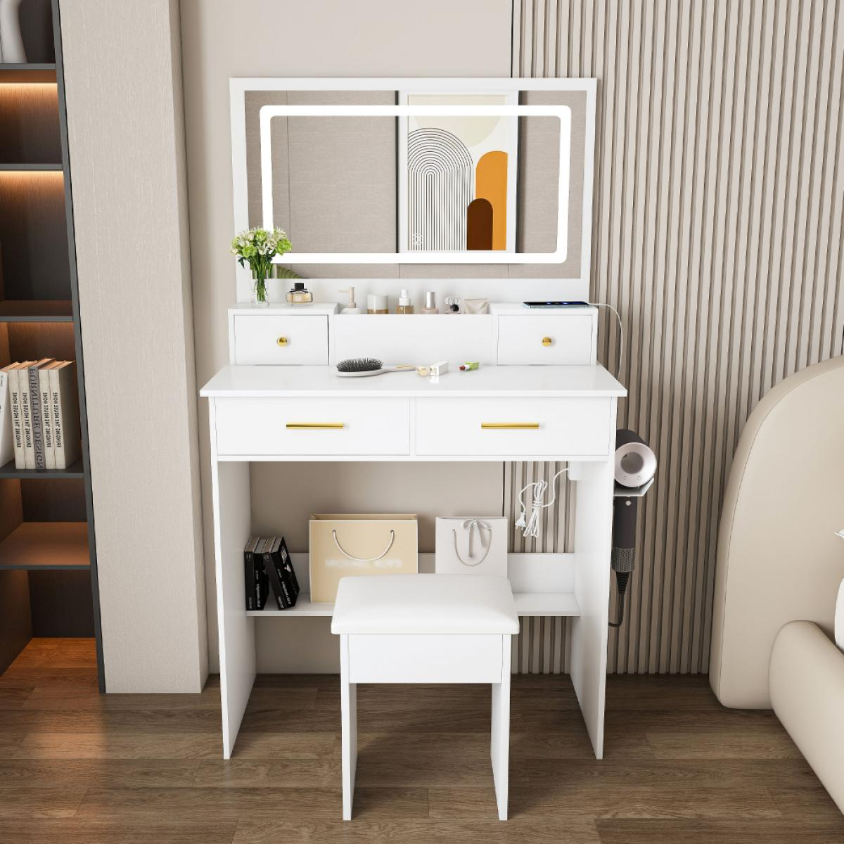 Ein weißer Schminktisch mit beleuchtetem Spiegel und Hocker. Enthält Schubladen, Regale und einen Haartrockner. Bücherregal und Bett im Hintergrund.