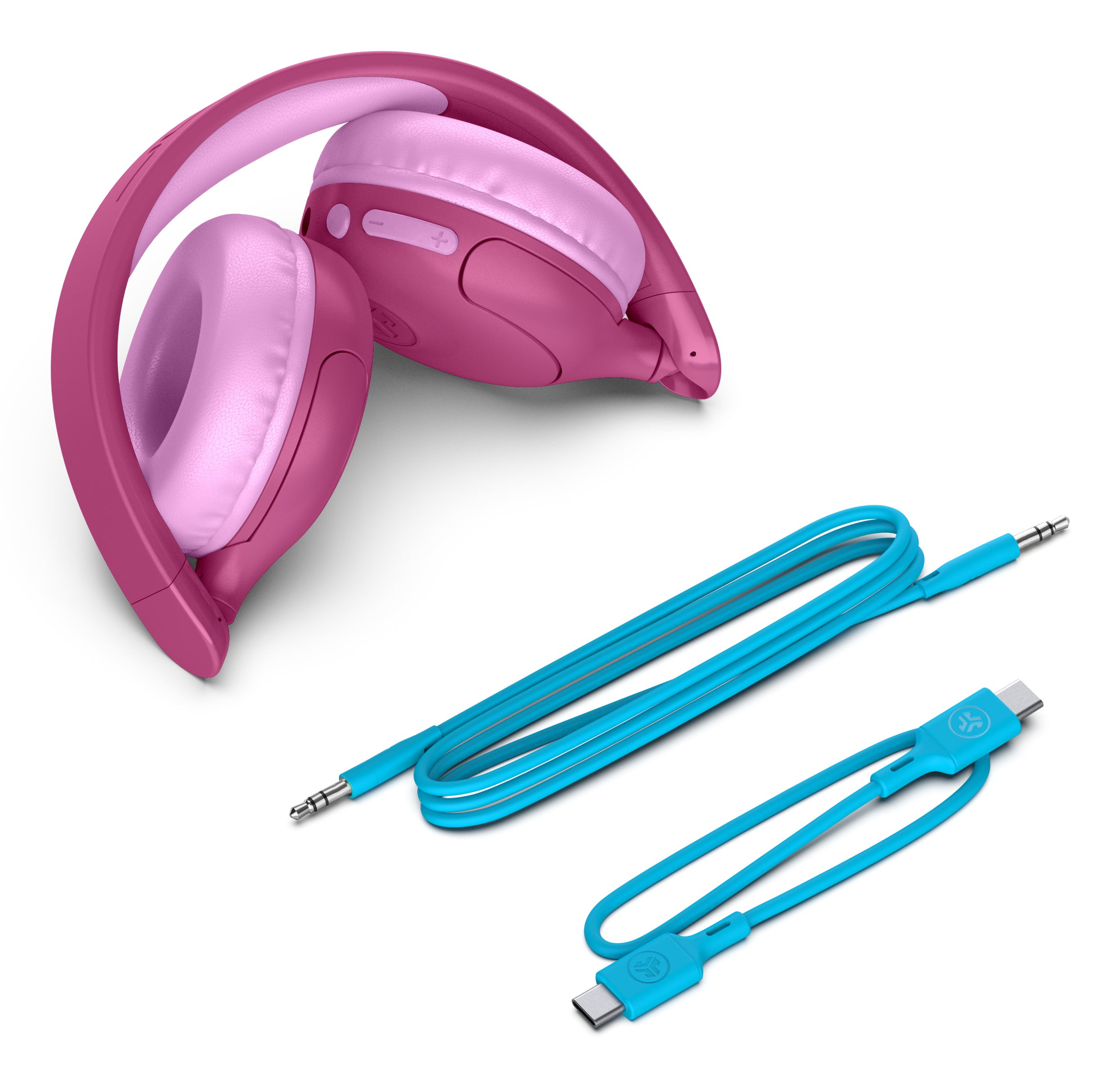 Casque rose et câbles bleus sur fond blanc. Casque plié. Câbles avec prise jack 3,5 mm et connecteur USB-C.