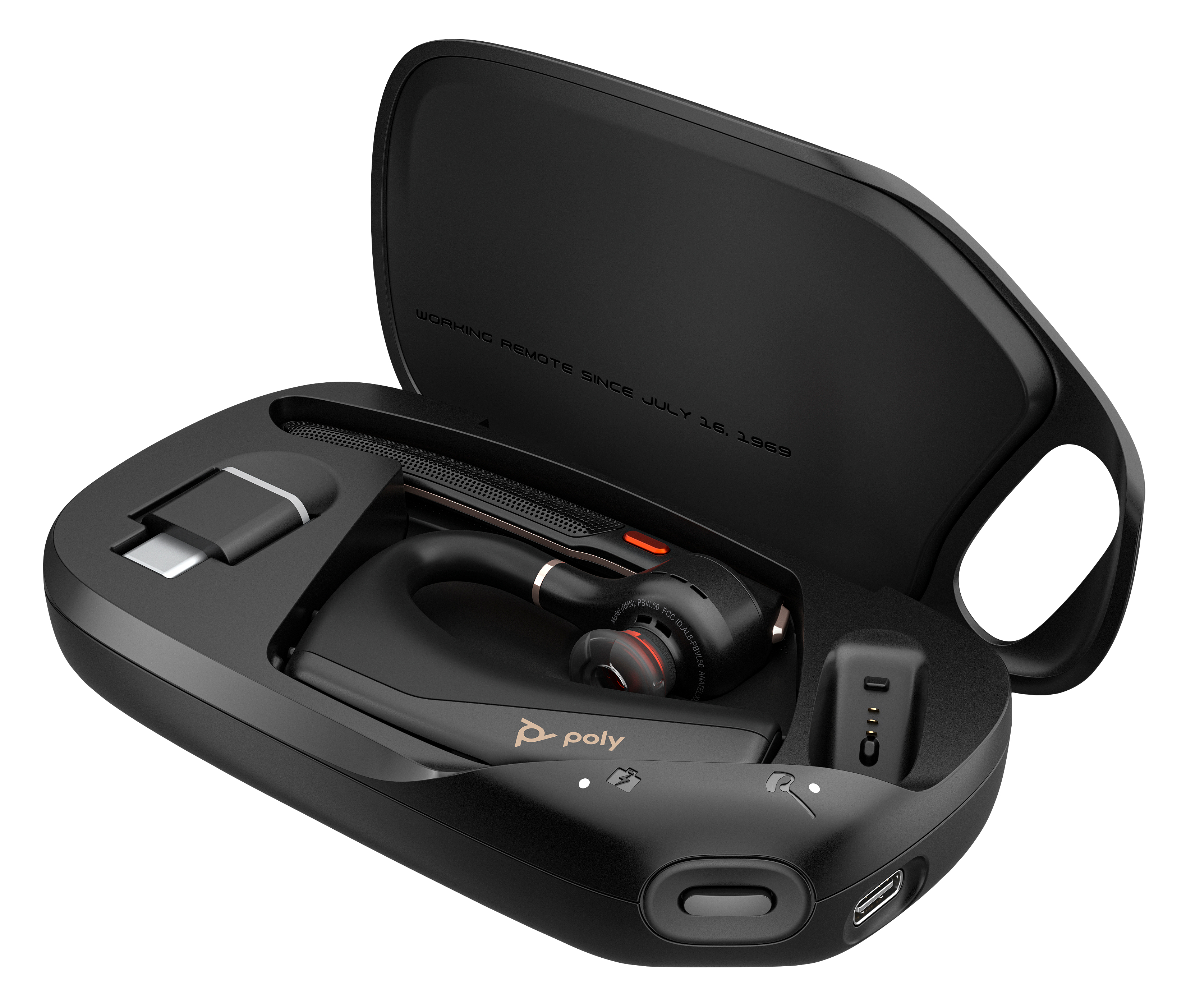 Schwarzes Headset in offenem Etui. Enthält einen Ladeanschluss, einen USB-C-Anschluss und eine Ladestation. Auf dem Etui steht: WORKING REMOTE.