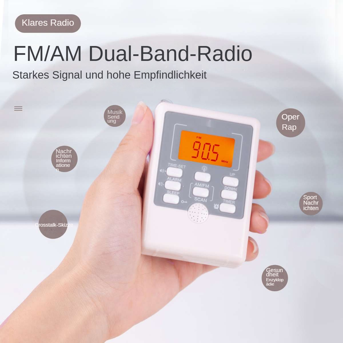 Eine Hand hält ein weißes UKW/MW-Radio. Das Display zeigt 90,5 MHz. Tasten sind Alarm, Sleep und Scan. Textetiketten umgeben das Radio.