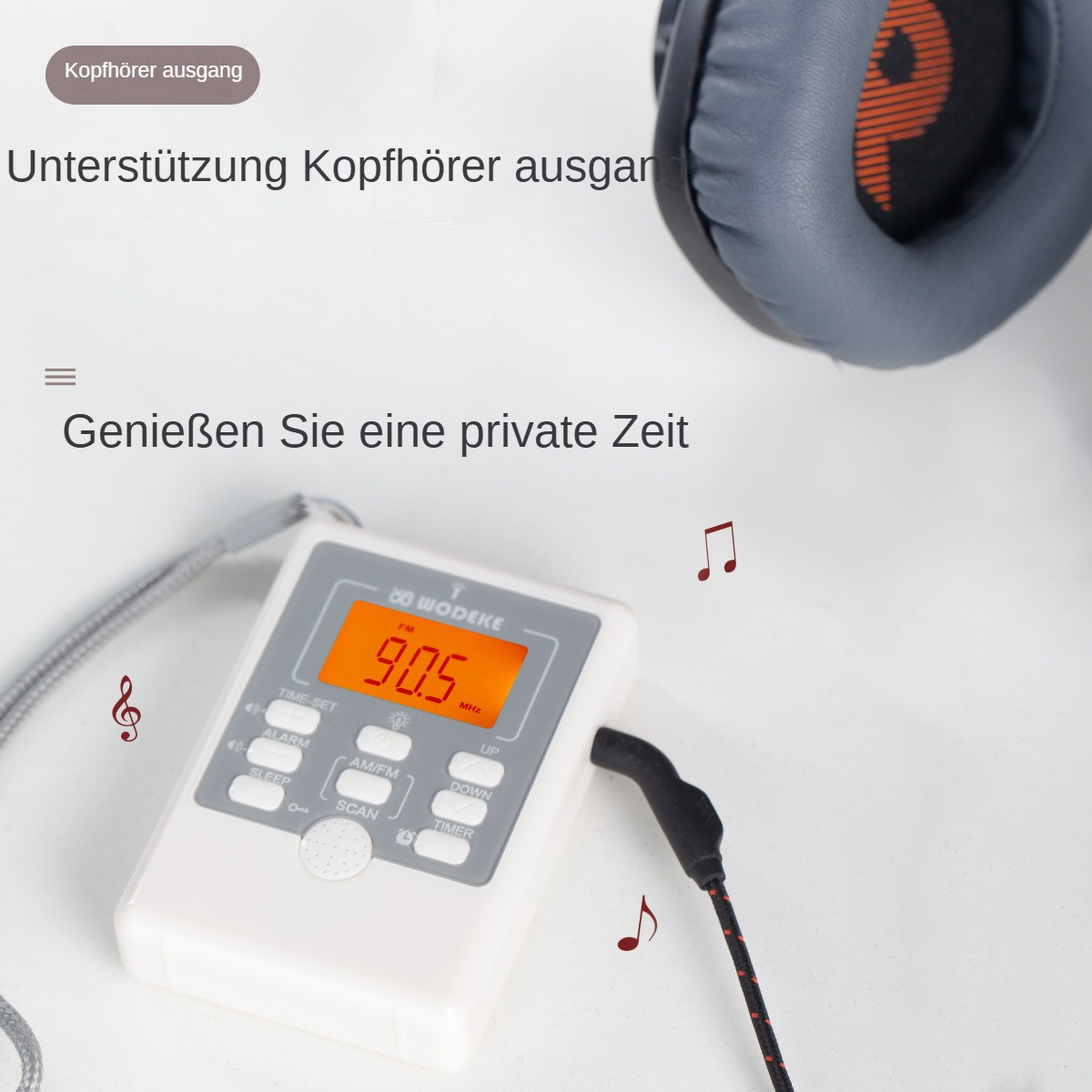 Ein weißes Radio mit orangefarbener Anzeige zeigt 90,5 MHz an. Im Hintergrund sind Kopfhörer. Musiknoten sind verstreut.