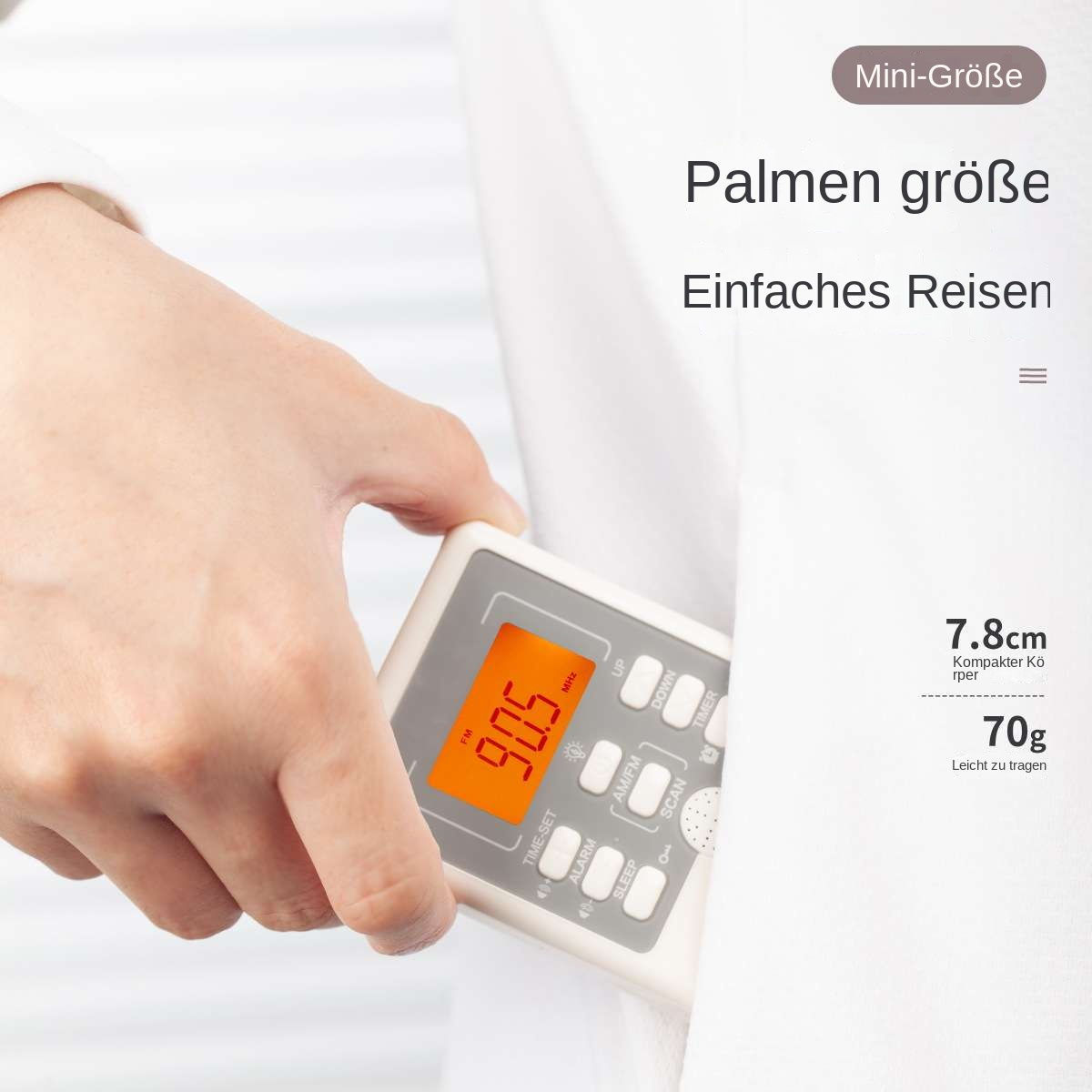 Eine Hand hält ein kleines, weißes Radio mit einem orangefarbenen Display, das 90,5 FM anzeigt. Der Hintergrund ist weiß.