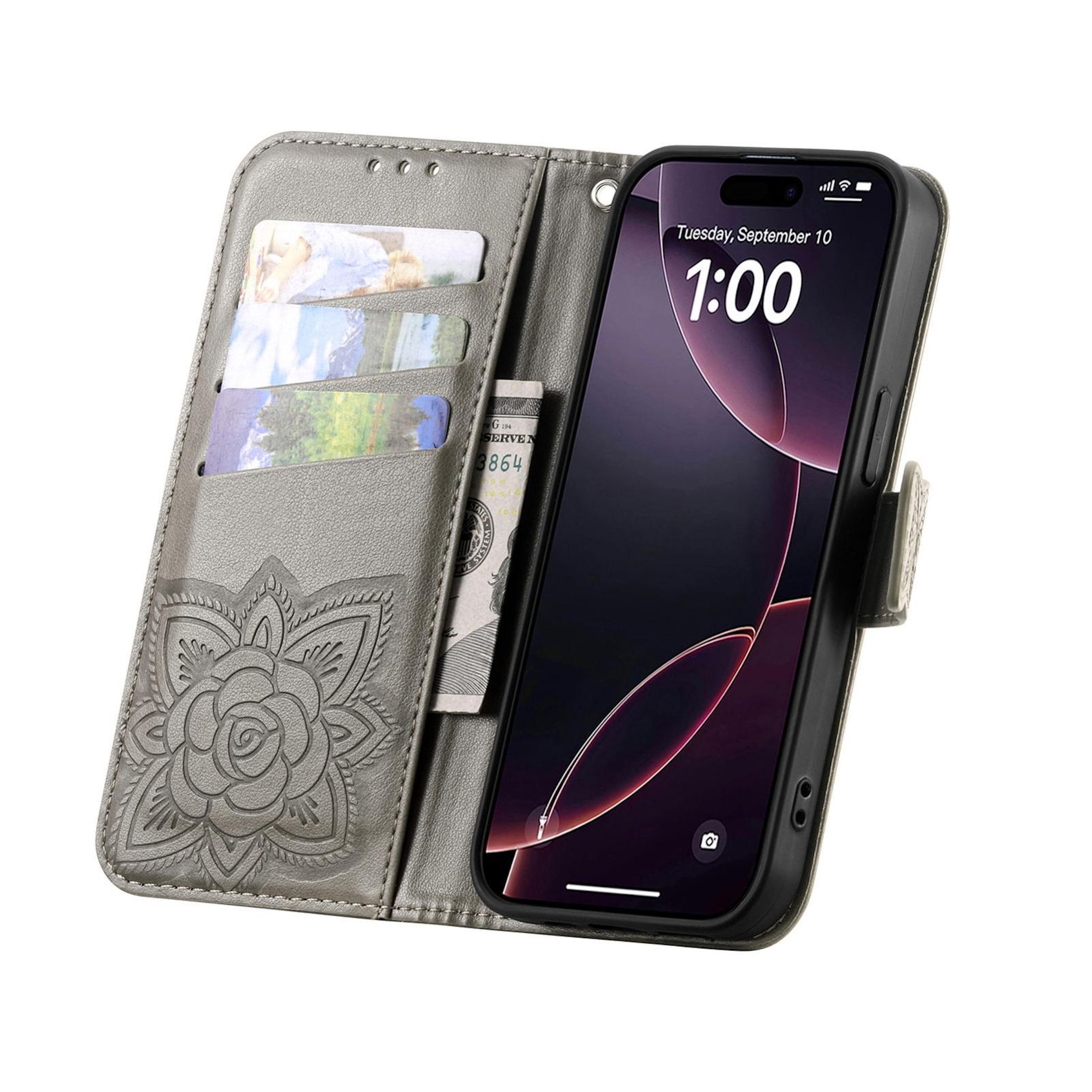 Funda gris para teléfono con ranuras para tarjetas. Un iPhone muestra la hora. Se ven un billete de 100 dólares y tarjetas.