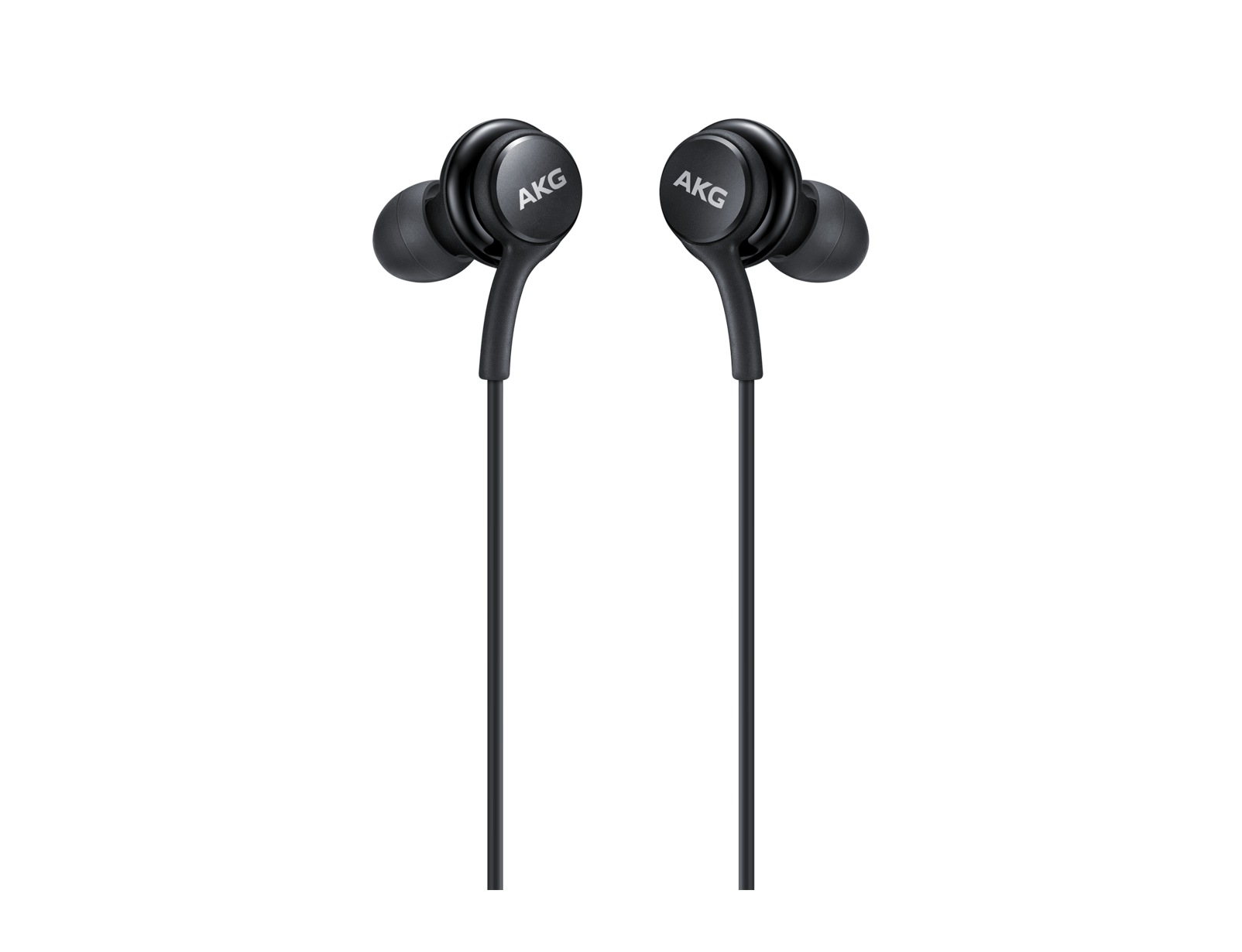 Twee zwarte AKG-oortelefoons op een witte achtergrond. Elke oortelefoon heeft een kabel. Het AKG-logo is zichtbaar op de oortelefoon.