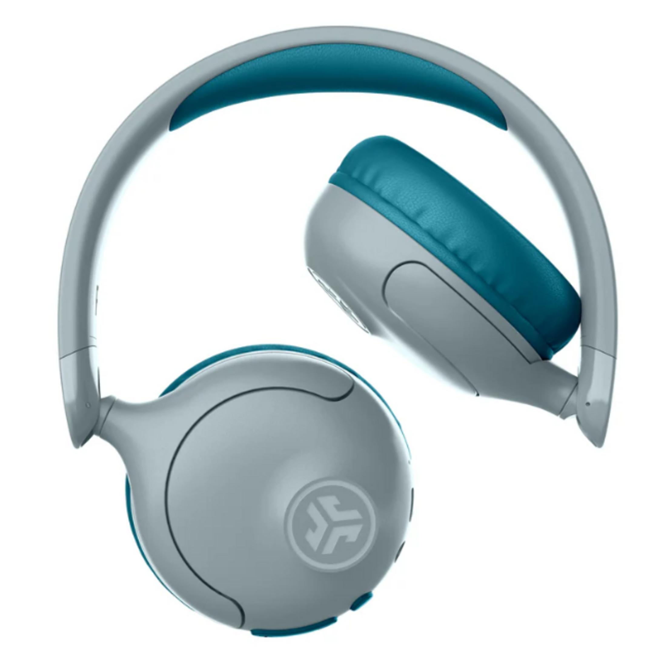 Casque gris avec accents turquoise. Un écouteur est séparé. Logo JLab visible sur l'écouteur.