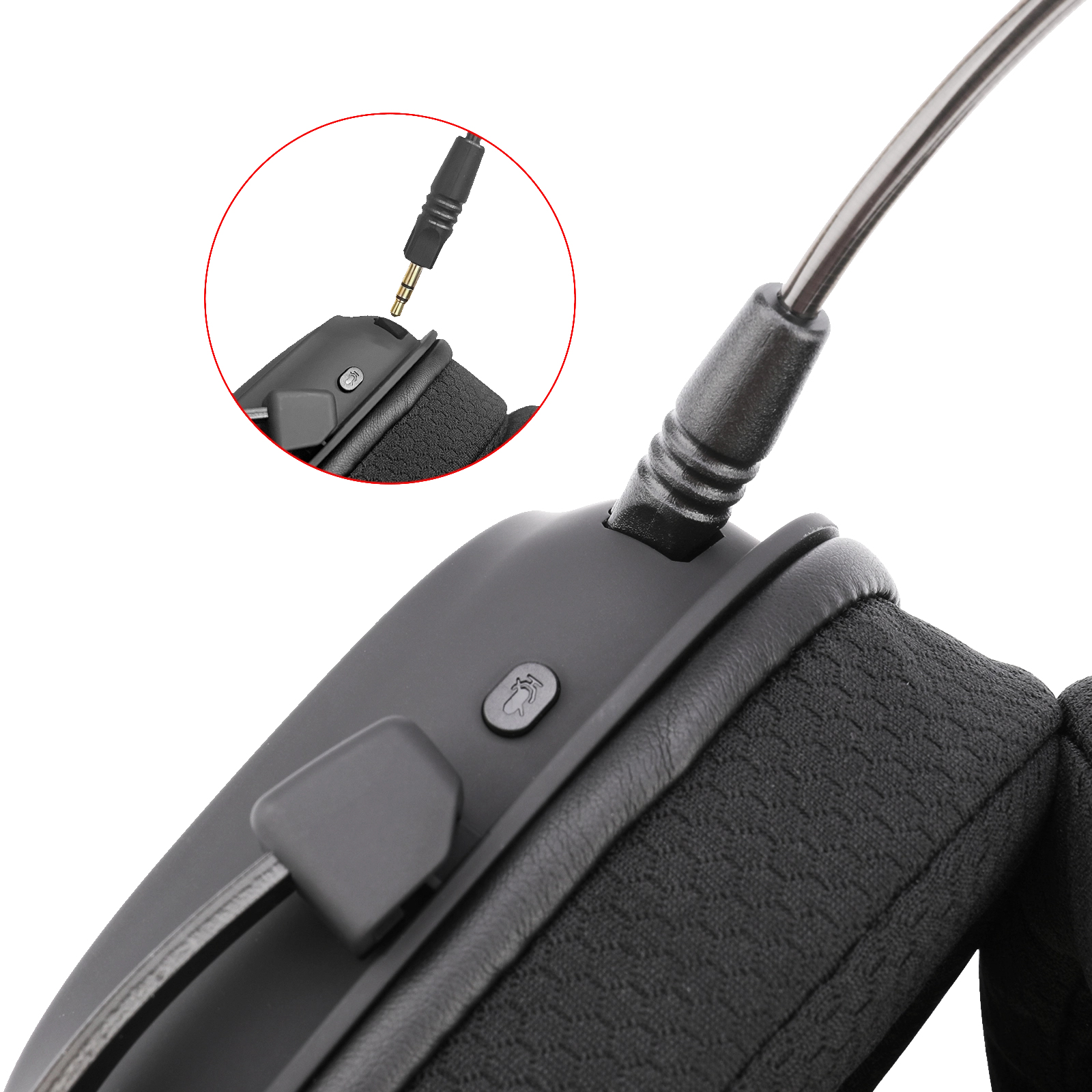 Dettaglio delle cuffie con jack da 3,5 mm in procinto di essere collegato. Cuffie nere.