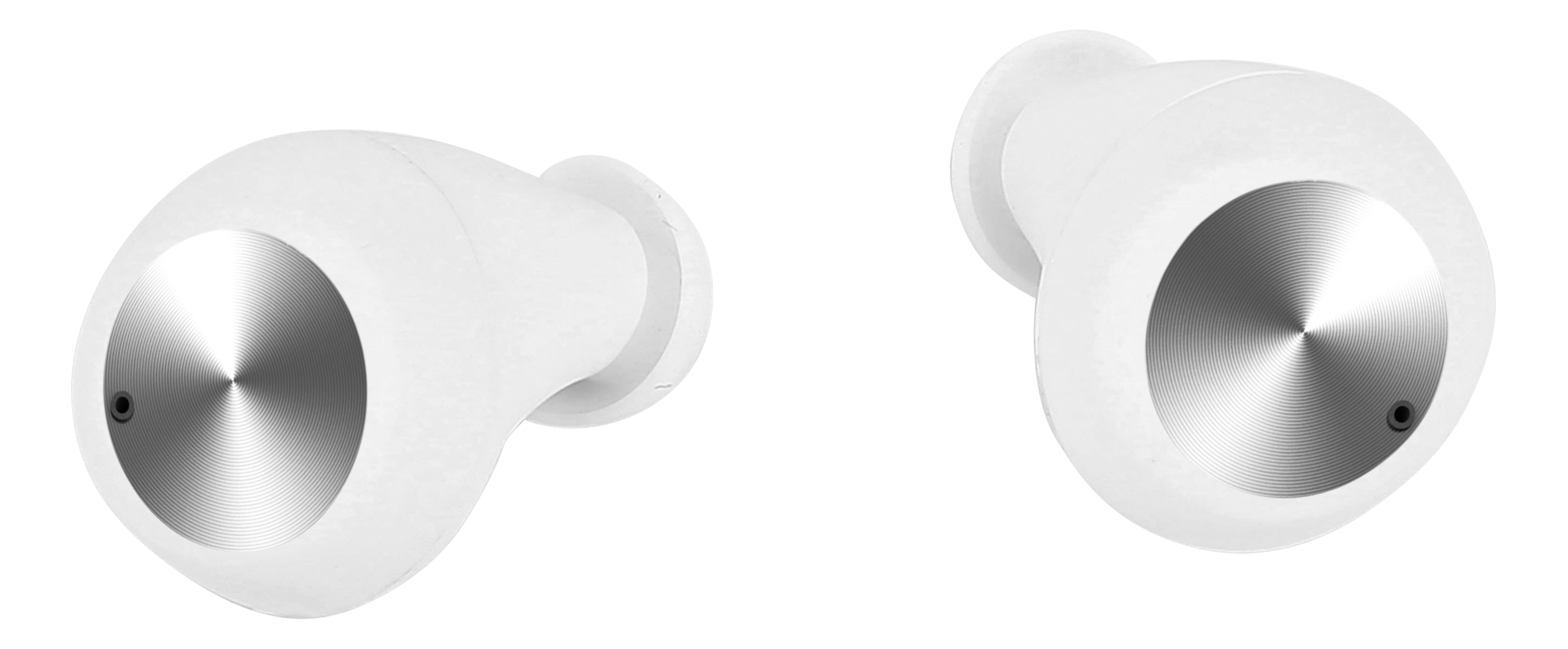 Due auricolari bianchi con centri argentati metallici sono visualizzati su sfondo bianco.