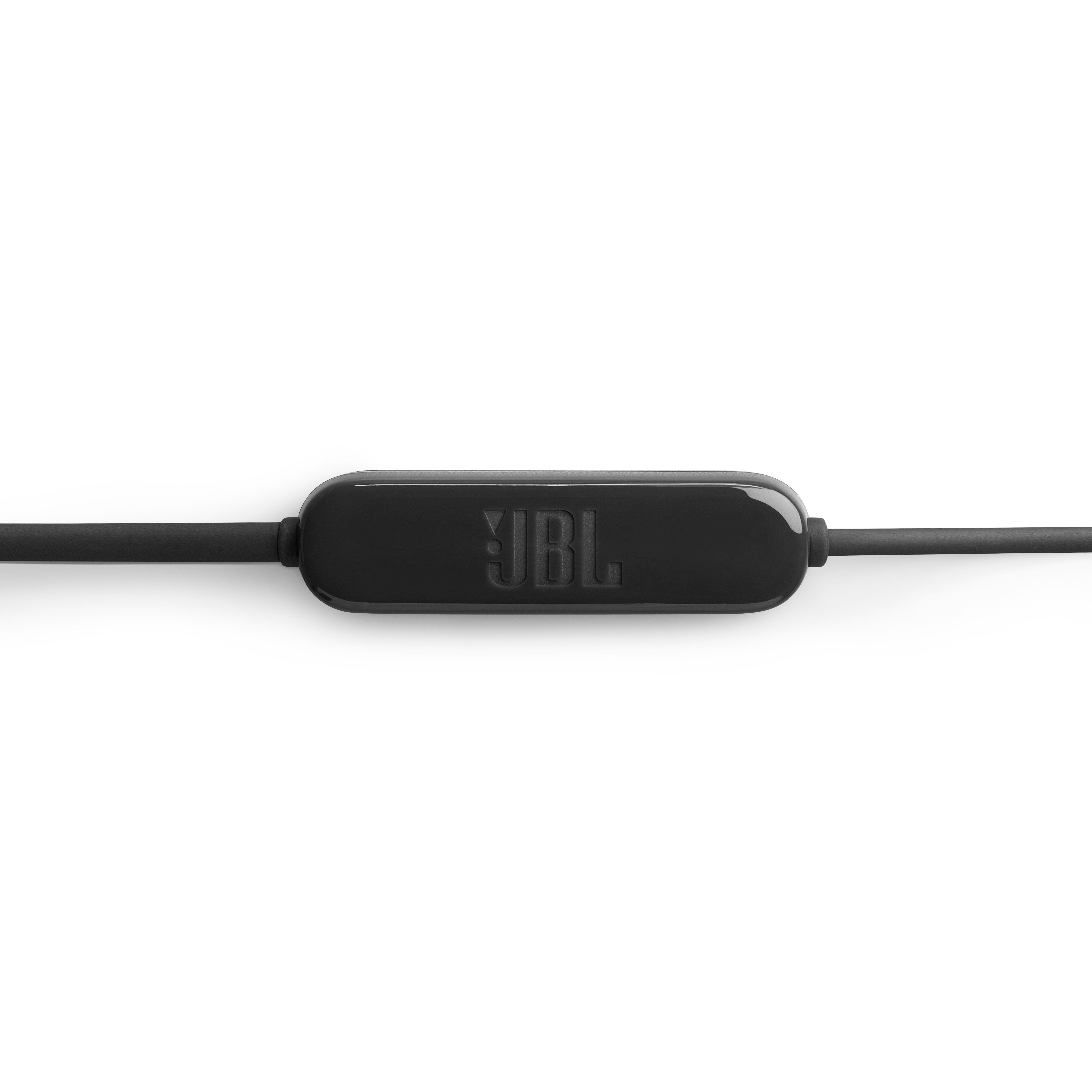 Schwarzer In-Ear-Kopfhörer-Regler mit geprägtem JBL-Logo. Kabel erstrecken sich zu beiden Seiten auf weißem Hintergrund.