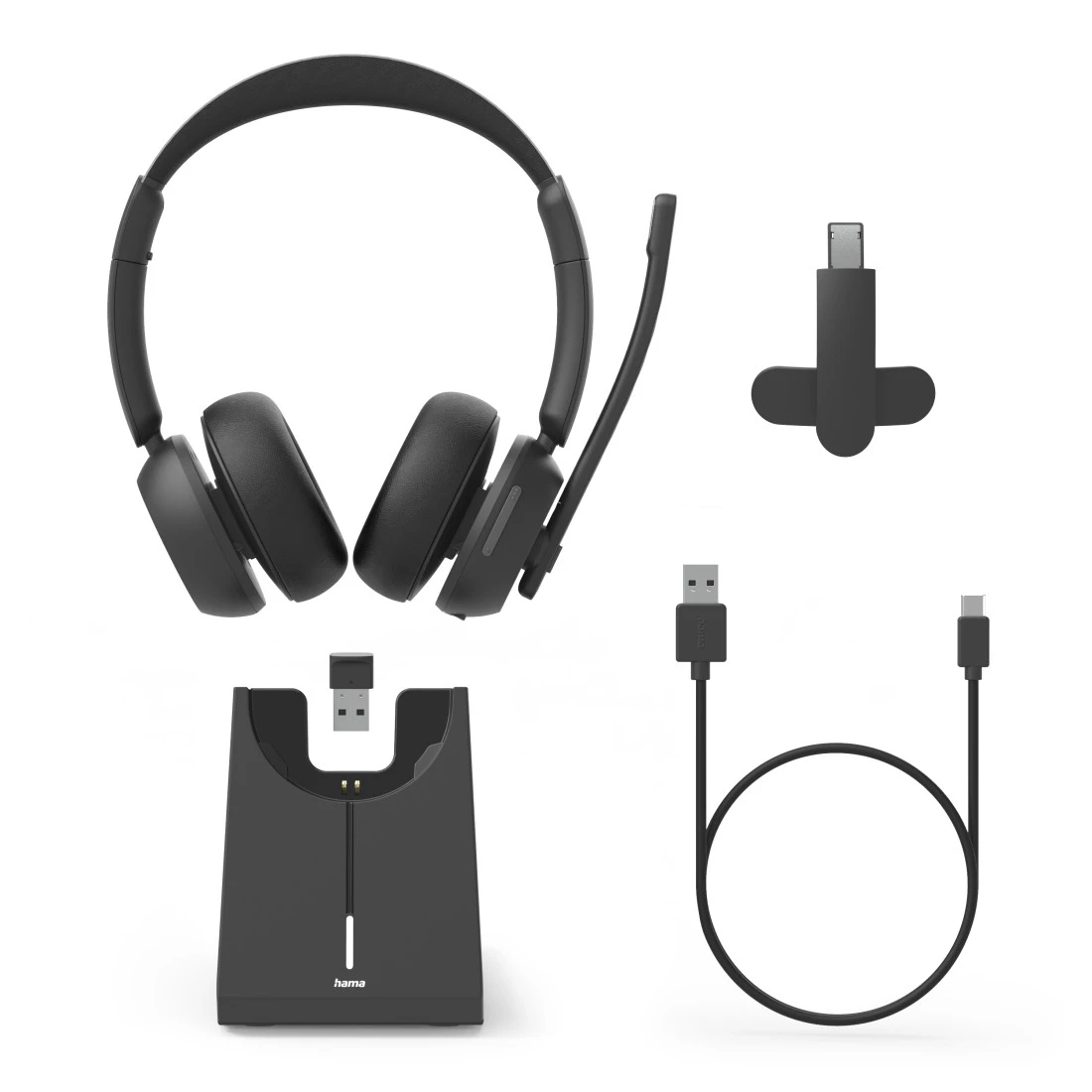 Schwarzes Headset, Ladestation, USB-Dongle und Kabel auf Weiß. Marke Hama. Das Headset hat ein Mikrofon.