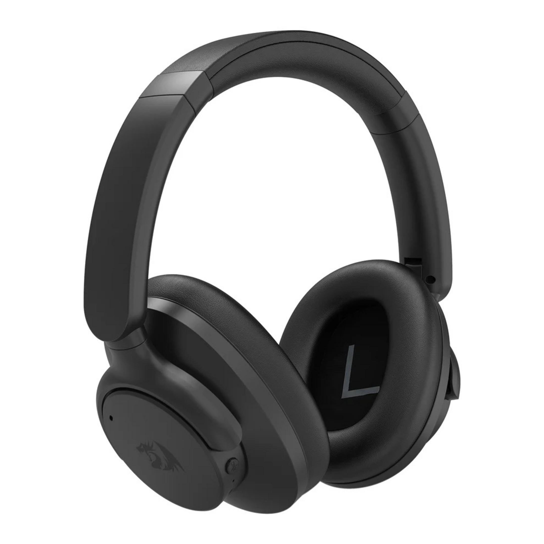 Zwarte over-ear koptelefoon. De oorschelpen hebben een 'L'. De hoofdband is gebogen. Een logo is zichtbaar op de oorschelp.