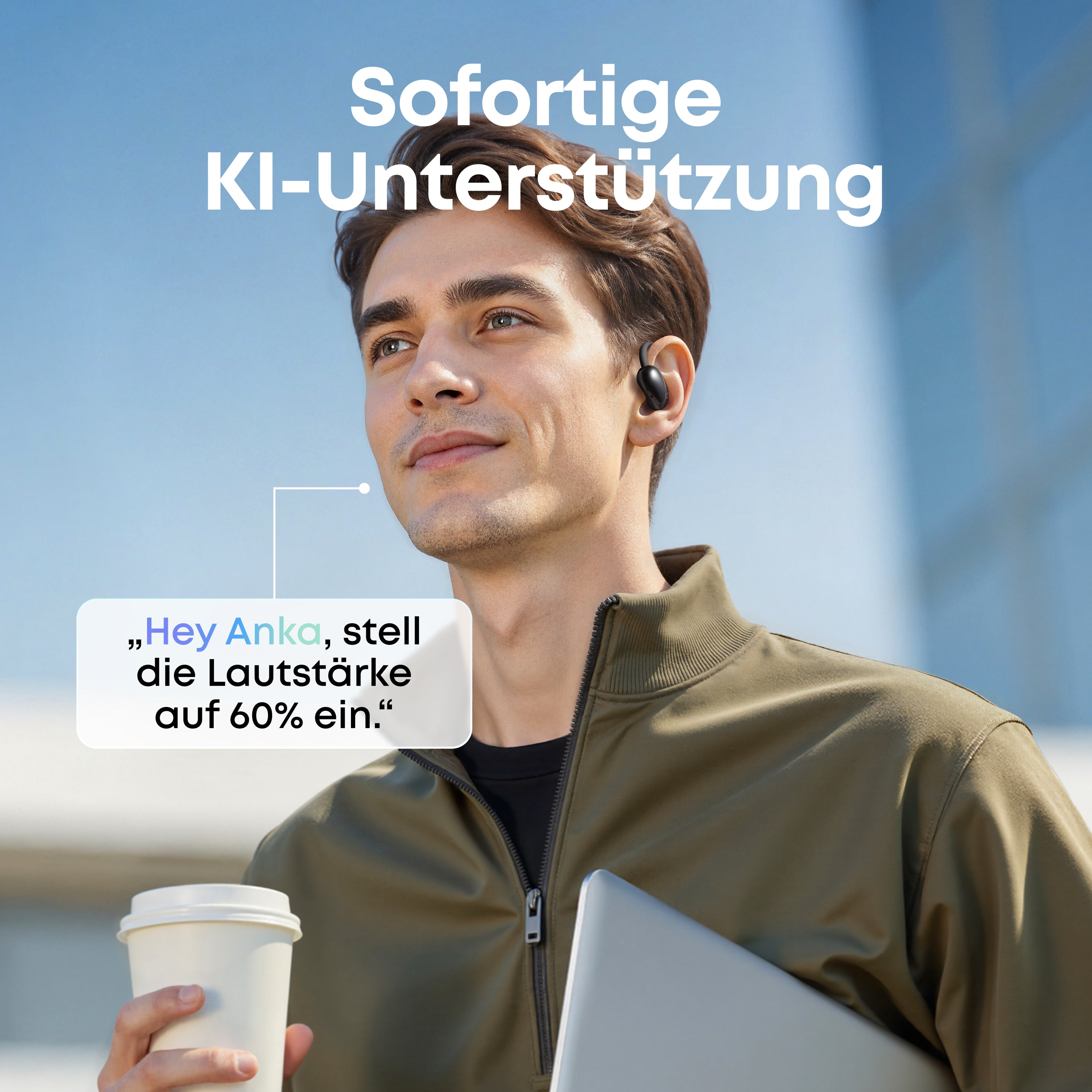 Mężczyzna ze słuchawkami trzyma kawę i laptopa. Tekst mówi: 'Hey Anka, ustaw głośność na 60%'. Powyżej napisano 'Natychmiastowe wsparcie AI'.