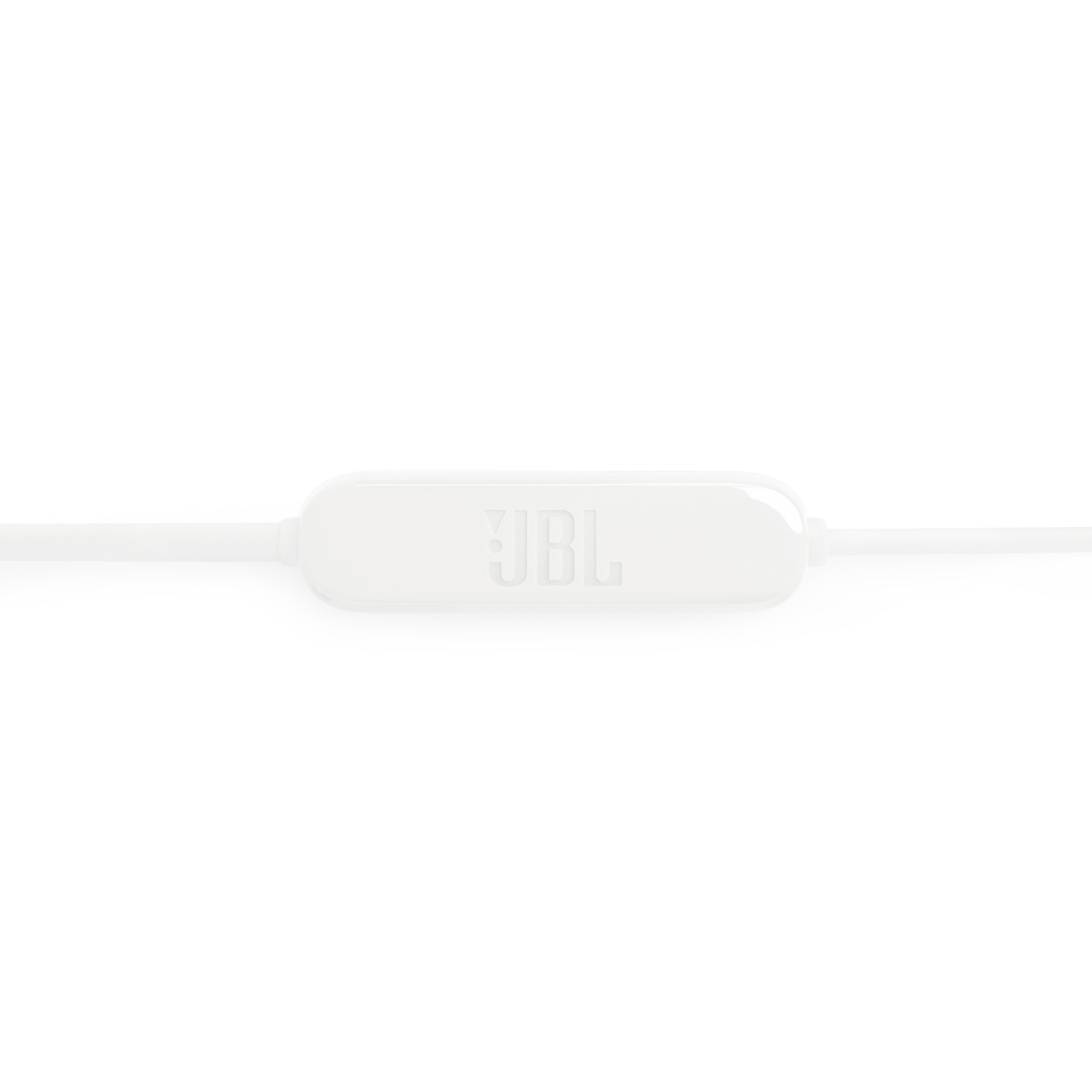 Ein weißer JBL-Ohrhörer-Controller. Das Wort JBL ist auf dem Controller aufgedruckt. Der Hintergrund ist weiß.