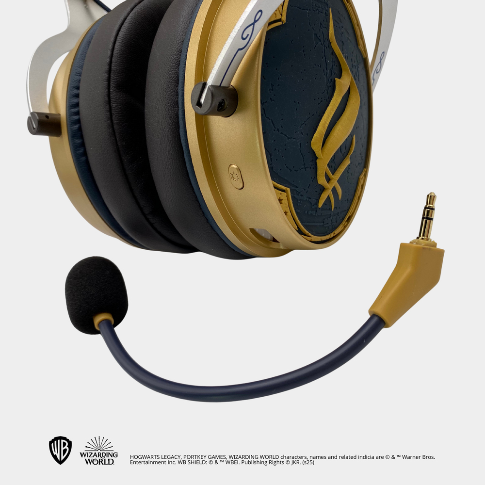 Goldenes und marineblaues Gaming-Headset mit Mikrofon. Verfügt über ein goldenes Emblem. Das Headset hat eine 3,5-mm-Klinke und ein Mikrofon.