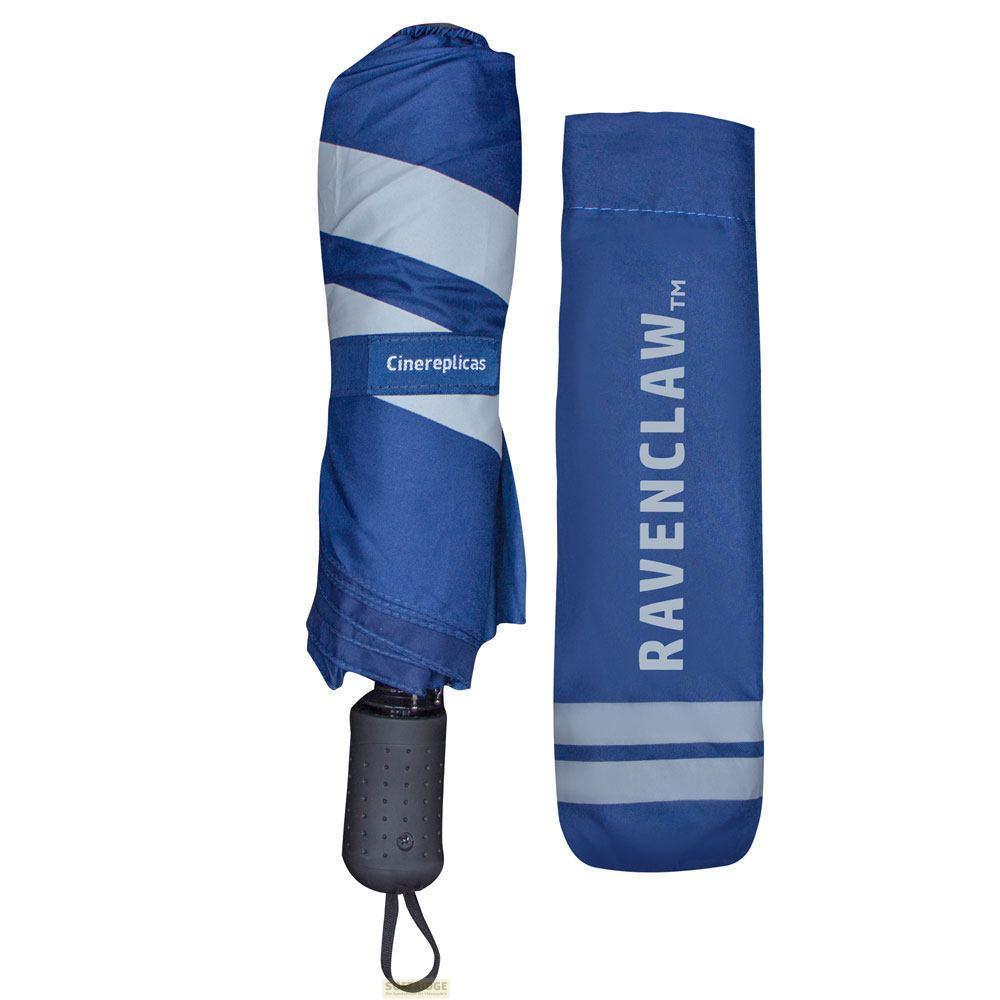 Un paraguas Ravenclaw azul cerrado con el logo de Ravenclaw en la funda. El paraguas está plegado y tiene un mango negro.