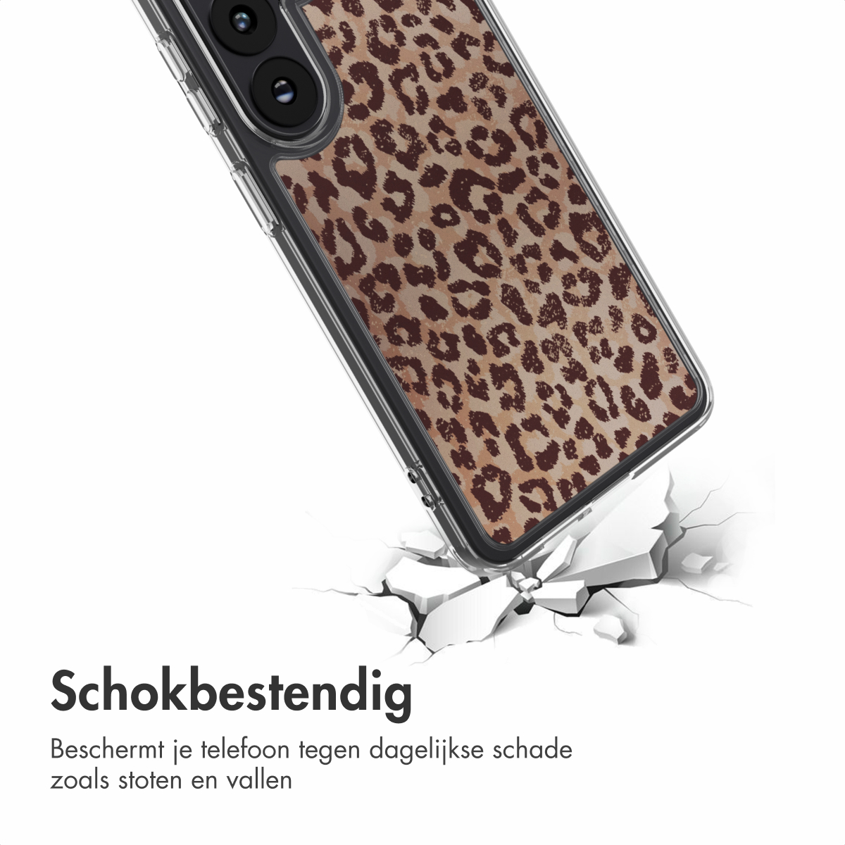 Una custodia per telefono con stampa leopardata cade, incrinando la superficie. La custodia è trasparente e la fotocamera del telefono è visibile.