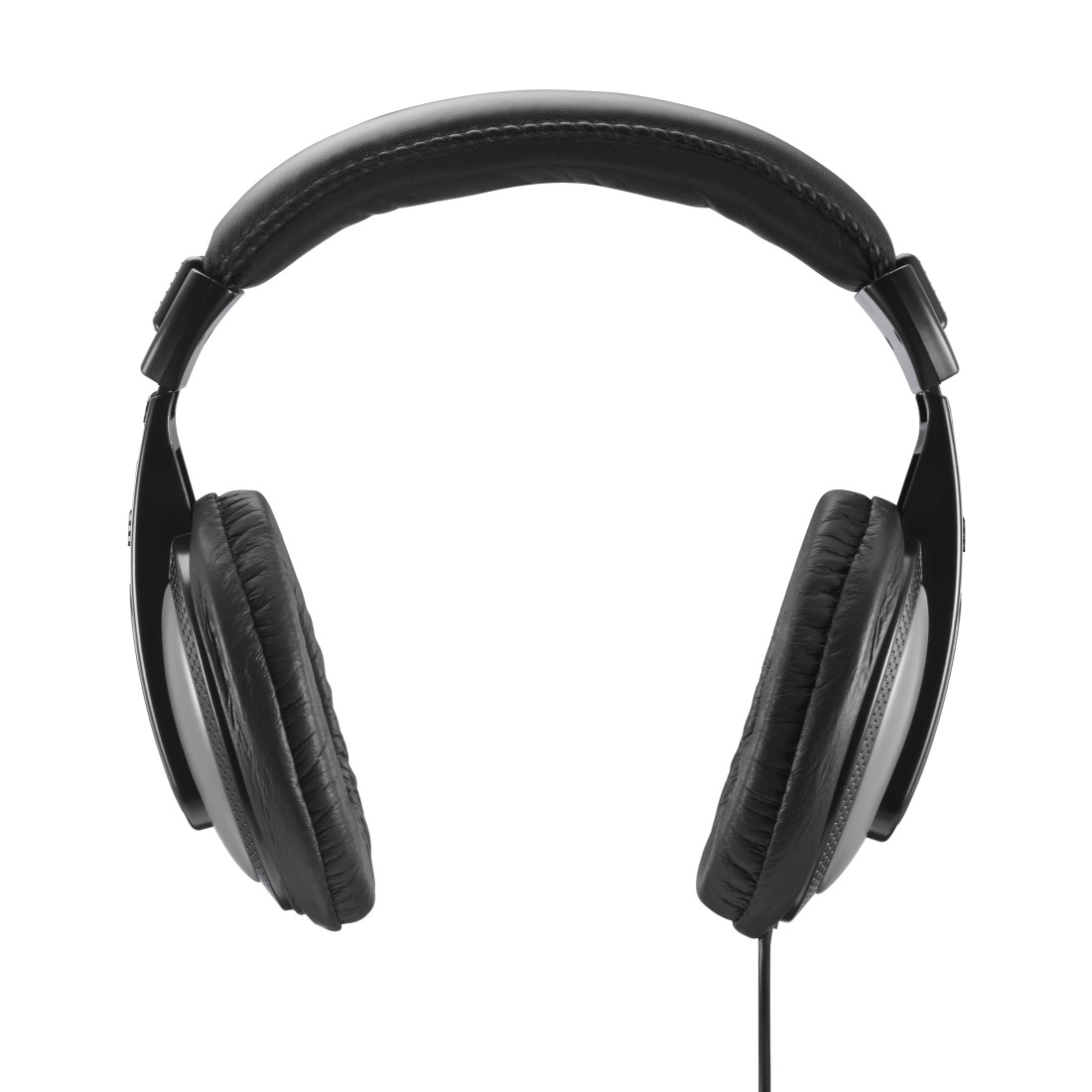 Schwarze Kopfhörer auf weißem Hintergrund. Die Kopfhörer haben ein gepolstertes Kopfband und Ohrmuscheln sowie ein Kabel.