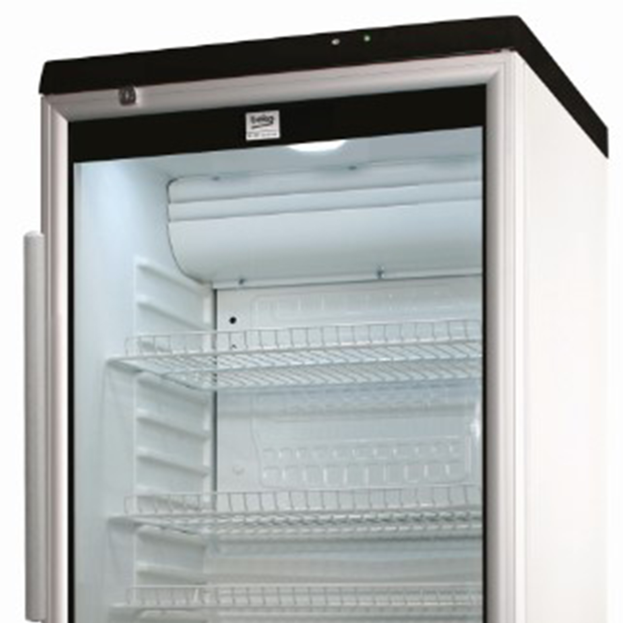 Ein weißer Kühlschrank mit schwarzer Oberseite. Im Inneren befinden sich Regale. Der Türgriff befindet sich auf der linken Seite.