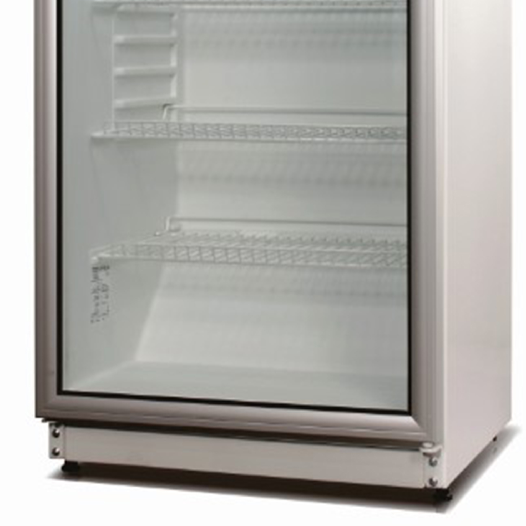 Ein gewerblicher Kühlschrank mit drei Regalen. Die Tür ist transparent und der Rahmen silberfarben.