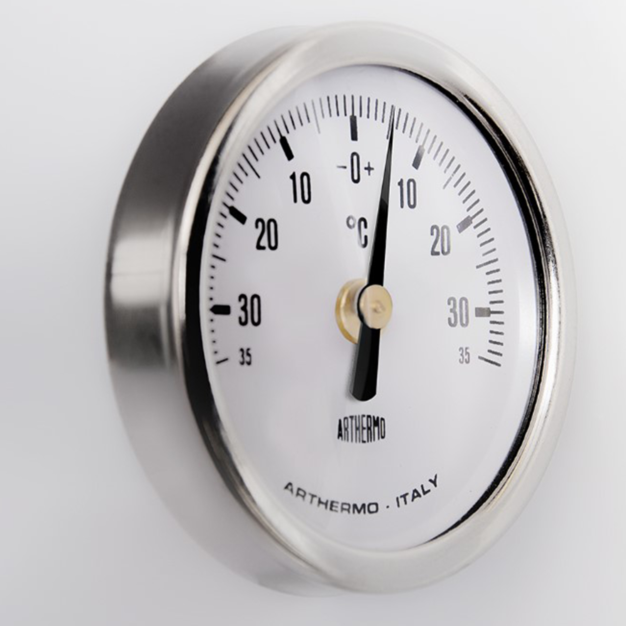 Nahaufnahme eines Thermometers mit silbernem Gehäuse. Die Nadel zeigt fast Null an. Der Hintergrund ist weiß.