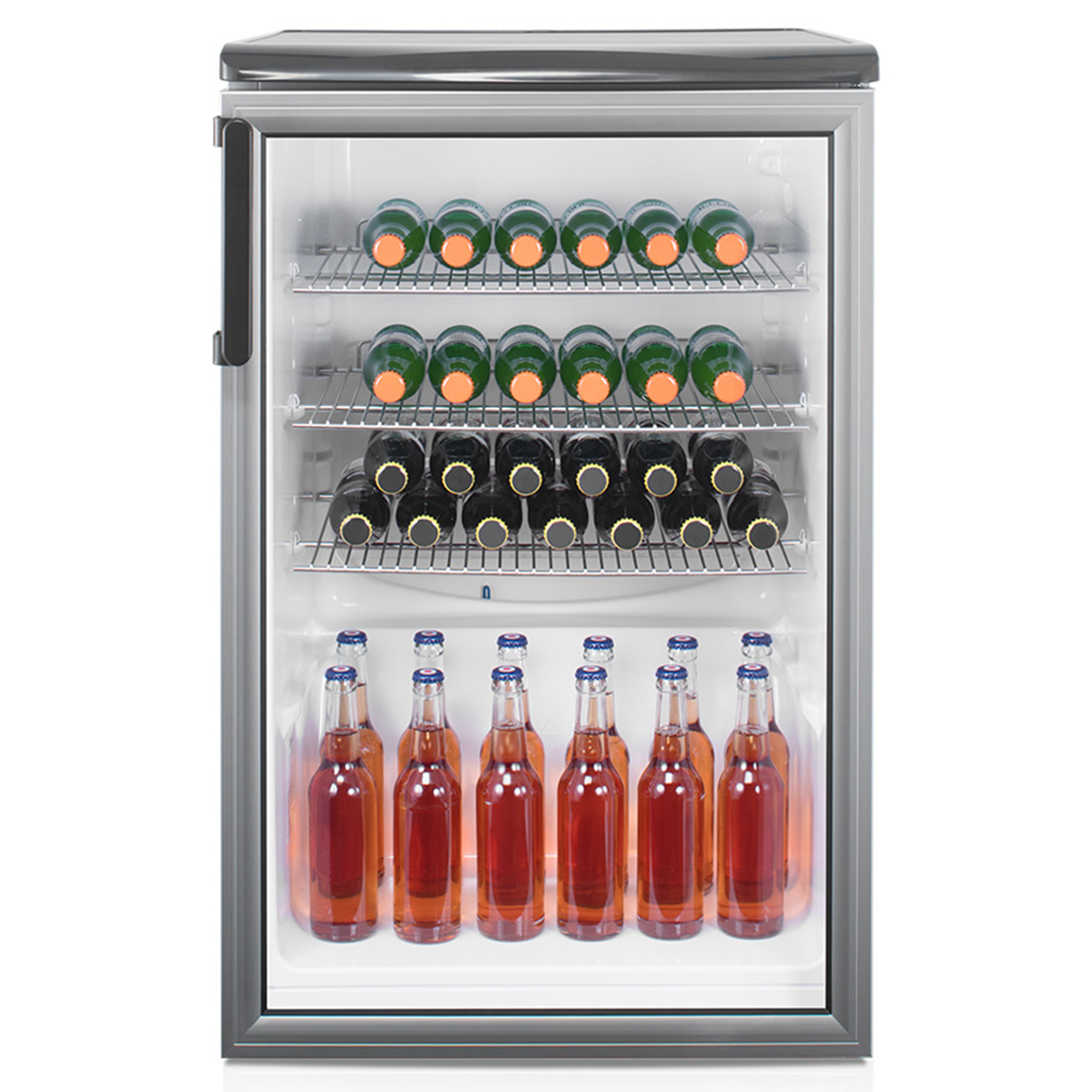 Ein kleiner Kühlschrank mit Flaschen grüner, schwarzer und roter Getränke, angeordnet auf Regalen. Die Tür ist geschlossen.