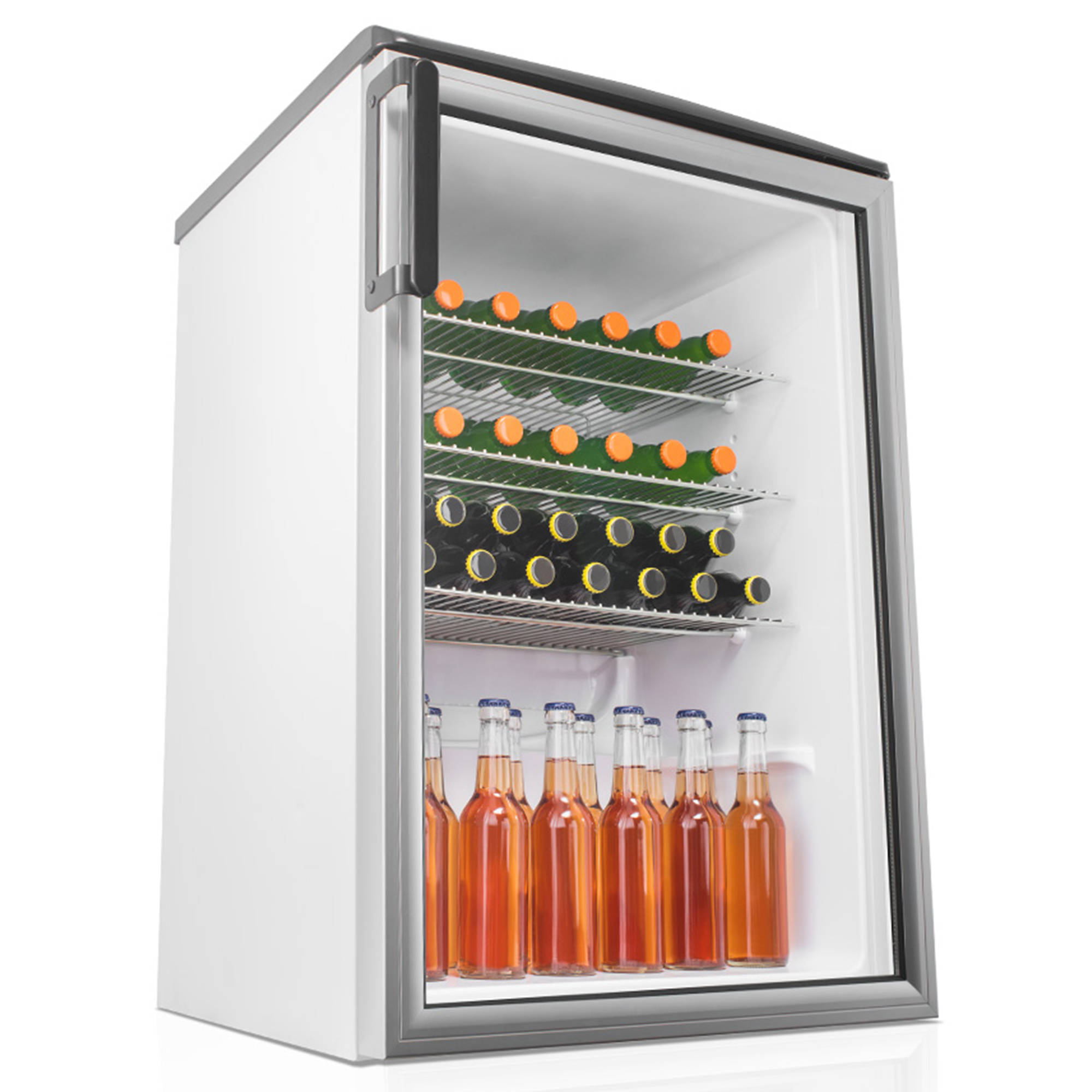 Ein weißer Mini-Kühlschrank mit Glastür, gefüllt mit Bier- und Saftflaschen. Die Tür ist leicht geöffnet.