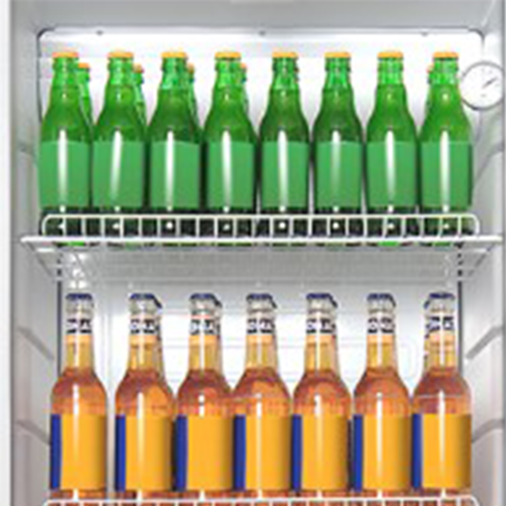 Ein Kühlschrank ist mit Bierflaschen gefüllt. Grüne Flaschen auf dem oberen Regal, bernsteinfarbene Flaschen auf dem unteren Regal.