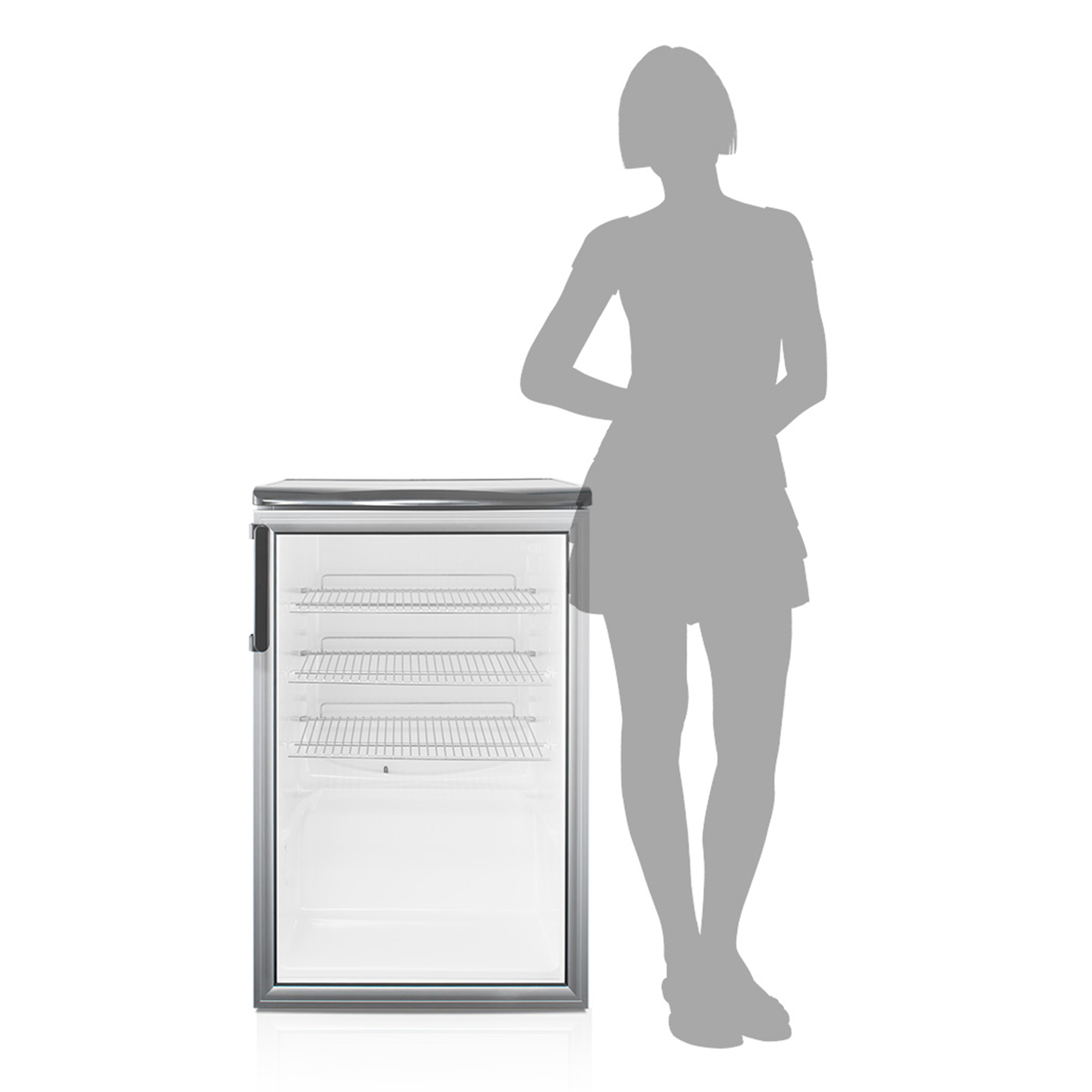 Eine Person im Schatten steht neben einem Kühlschrank. Der Kühlschrank hat drei Regale. Der Hintergrund ist weiß.