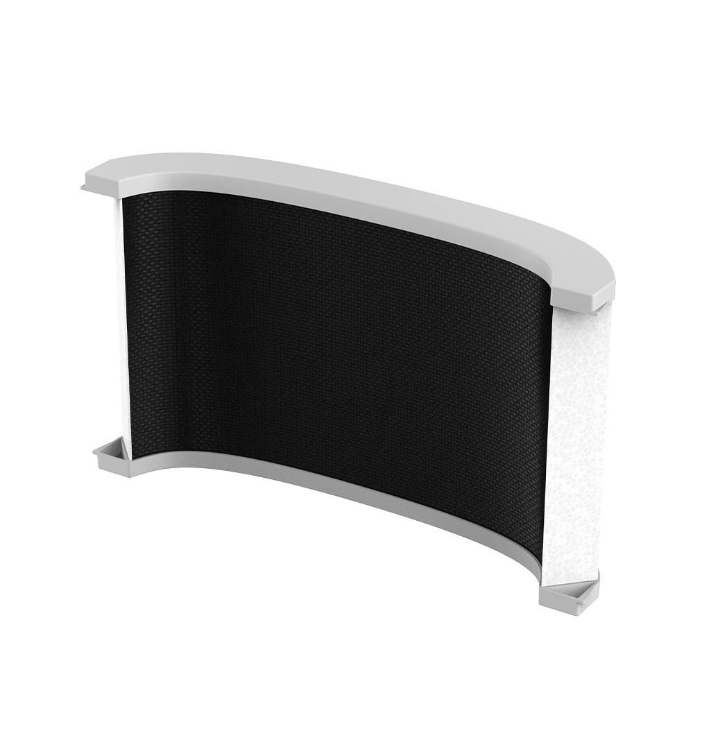 Filtro aria curvo con centro in rete nera, schiuma bianca e telaio in plastica bianca. Isolato su sfondo bianco.