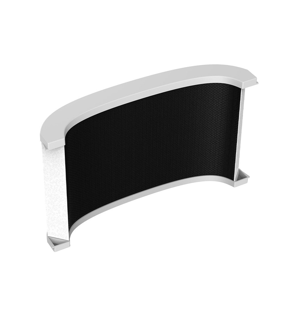 Un filtro dell'aria curvo con un centro a rete nero, una cornice bianca e un materiale poroso bianco su un lato.
