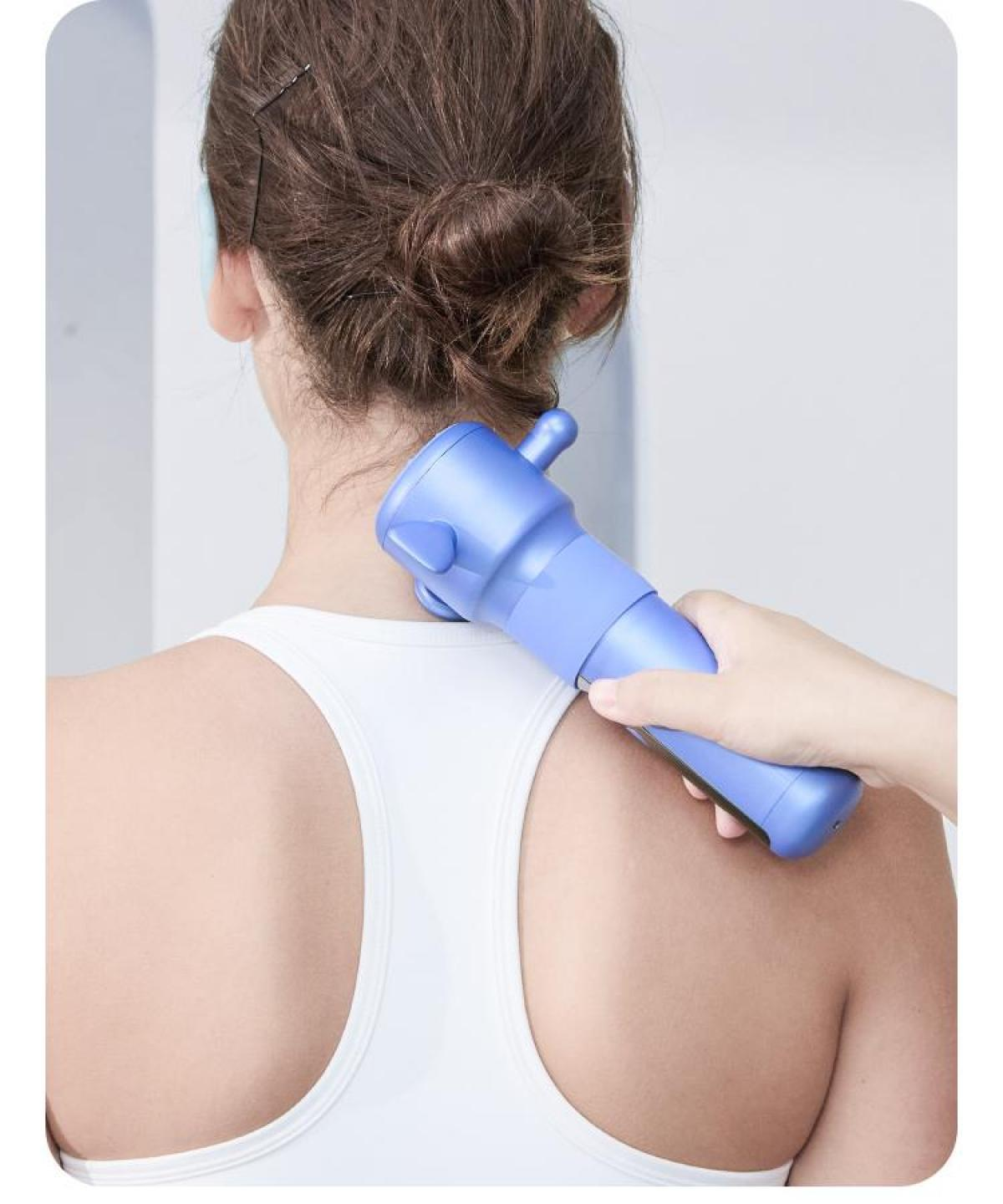 Der Rücken einer Frau wird mit einem blauen Gerät massiert. Sie trägt ein weißes Tanktop. Der Hintergrund ist weiß.