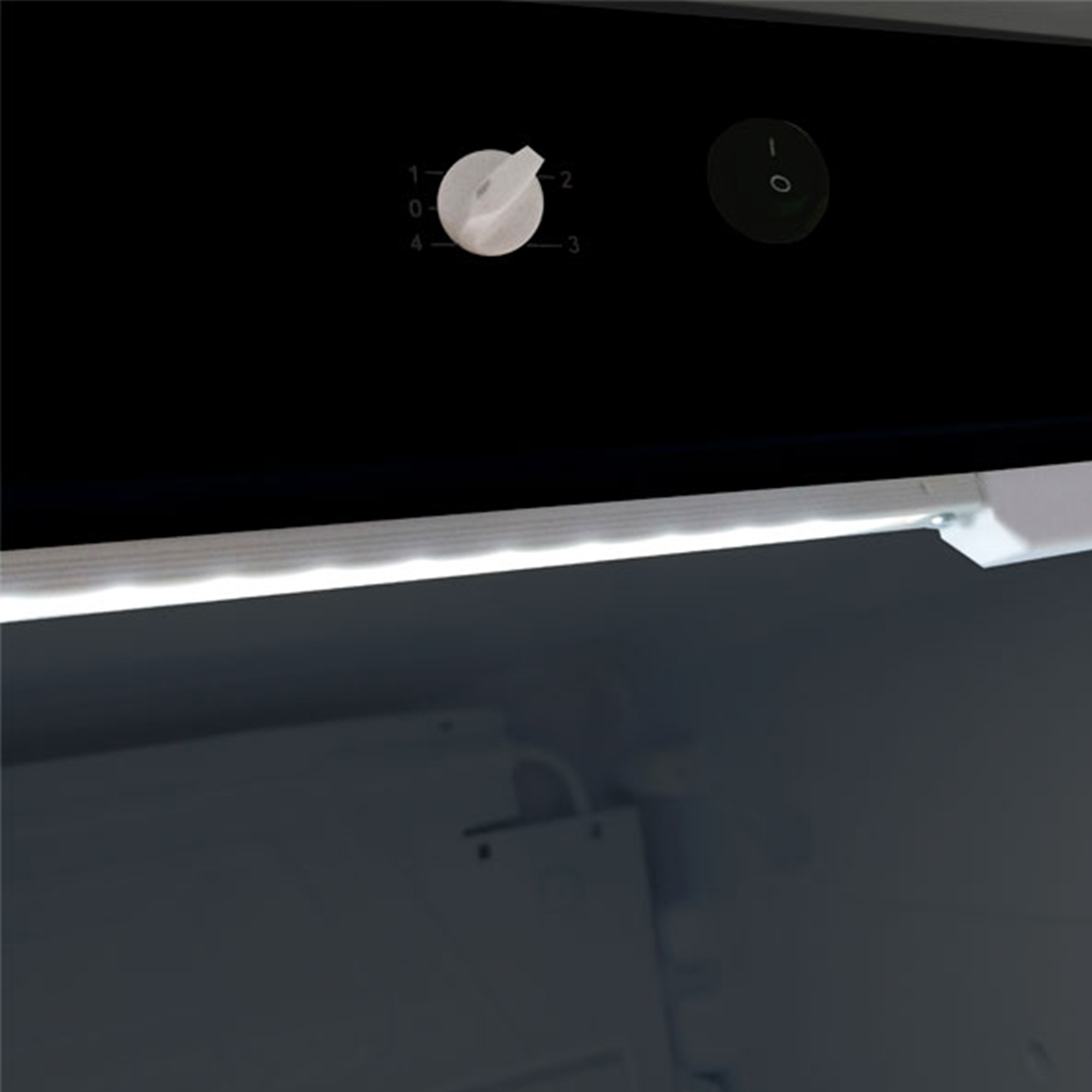 Nahaufnahme eines schwarzen Gerätebedienfelds mit Knopf, Ein/Aus-Schalter und hellem LED-Lichtstreifen.