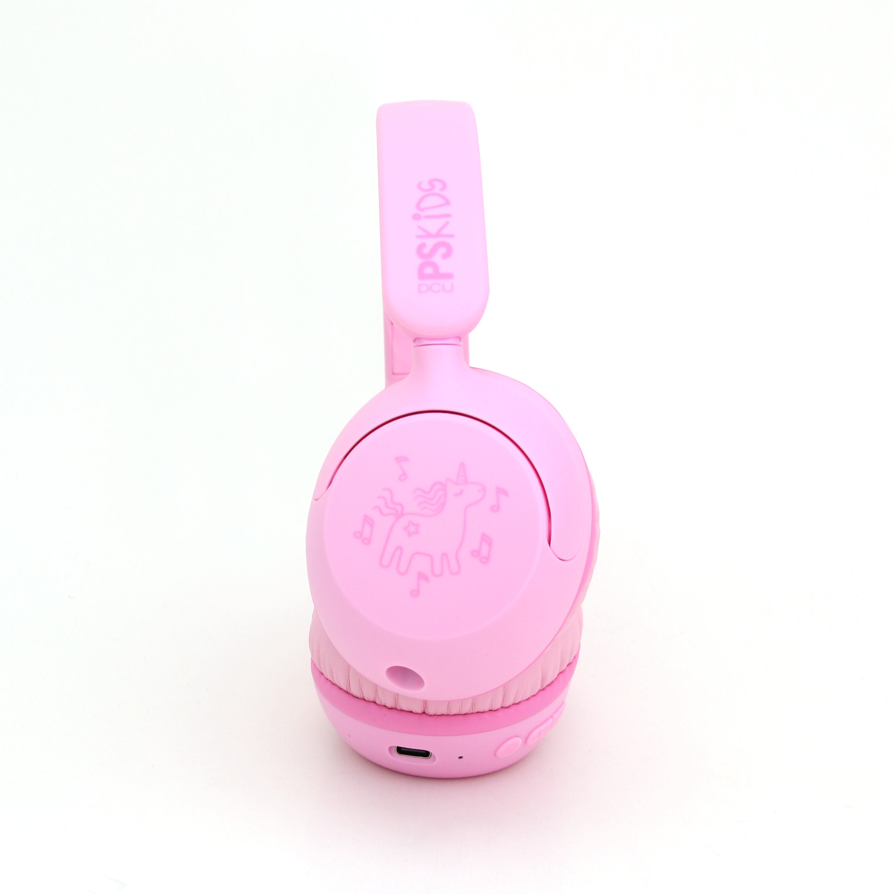 Różowe słuchawki dla dzieci z motywem jednorożca i literami PSKIDS. Tło jest białe.